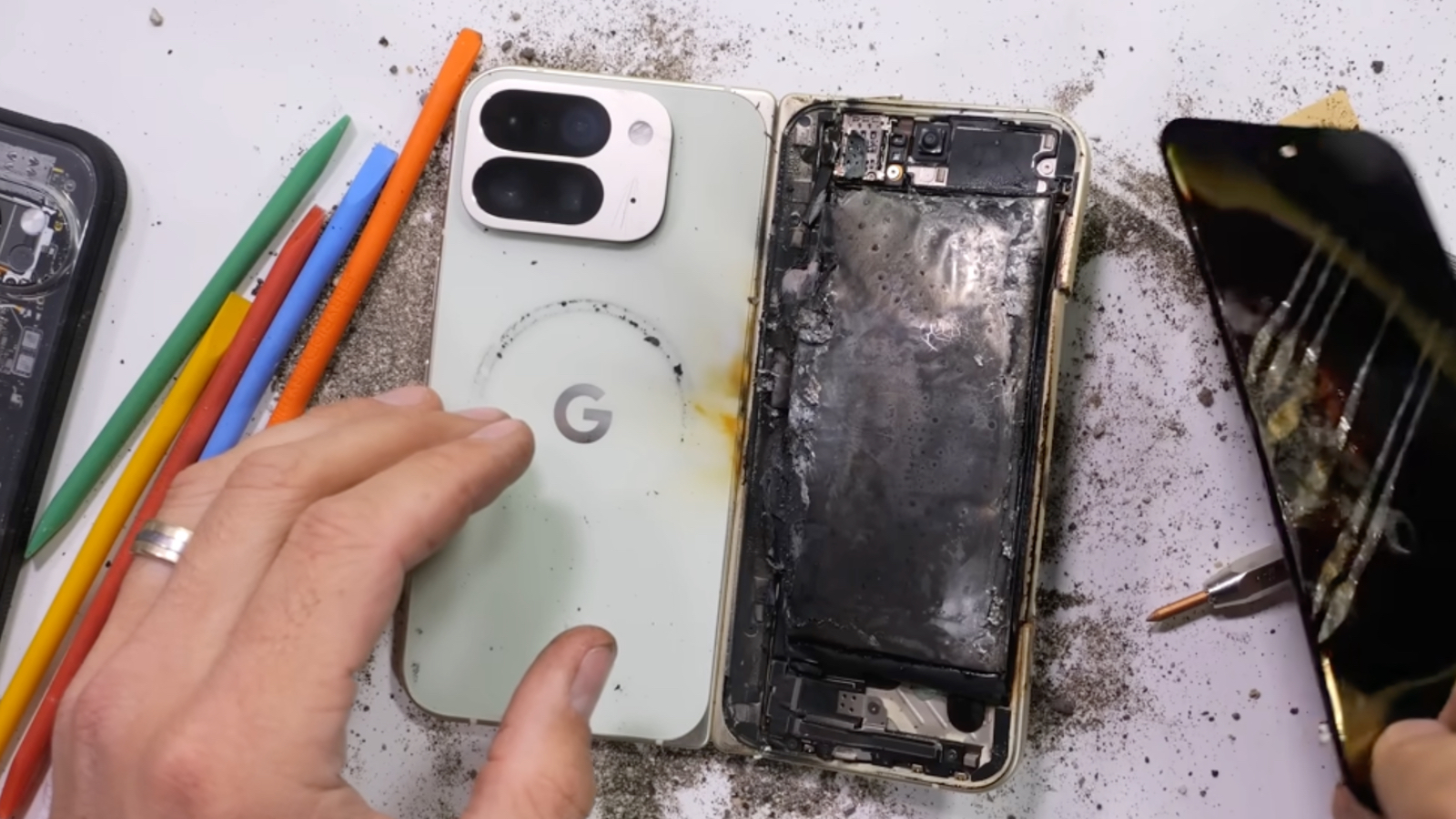 Catastrophe : le Pixel 10 Pro Fold explose en direct pendant un test de résistance