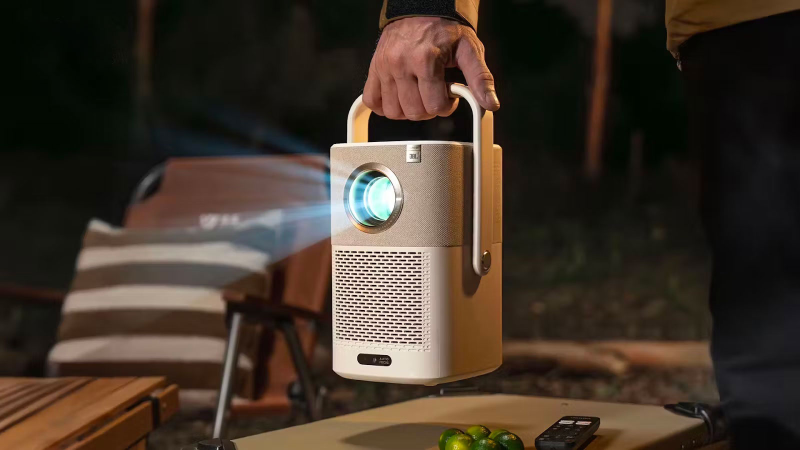 Ce projecteur nomade Full HD avec enceinte JBL et connexion sans fil est à prix canon
