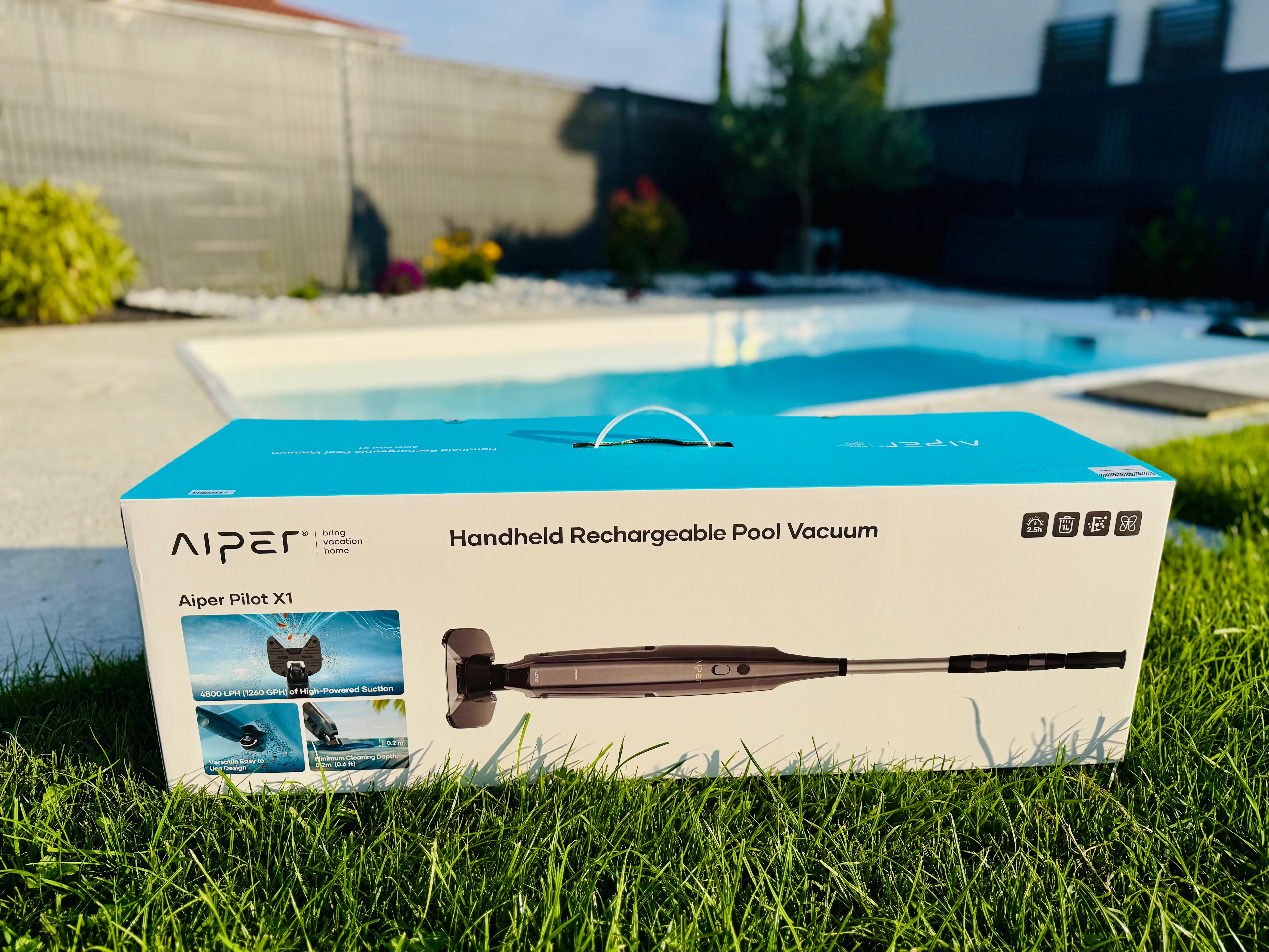 Test Aiper Pilot X1 : l'aspirateur balai sans-fil idéal pour les petites piscines ?