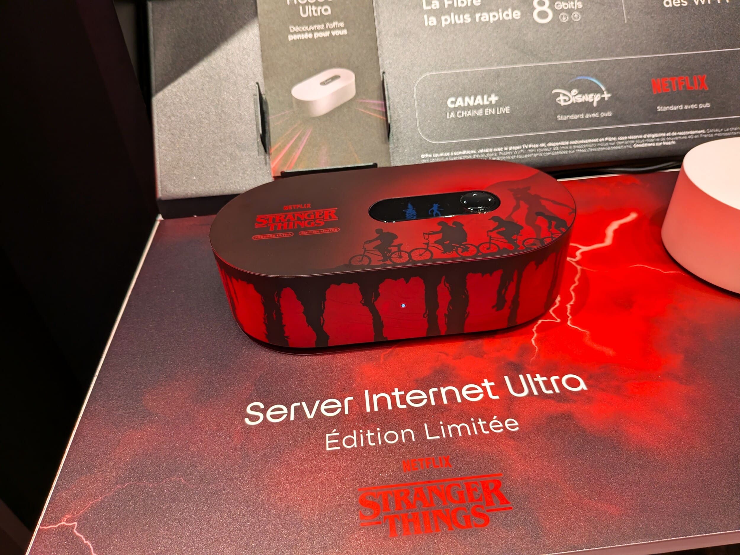 Free dévoile une édition spéciale de sa box internet Ultra, aux couleurs de LA série TV de cette fin d'année !