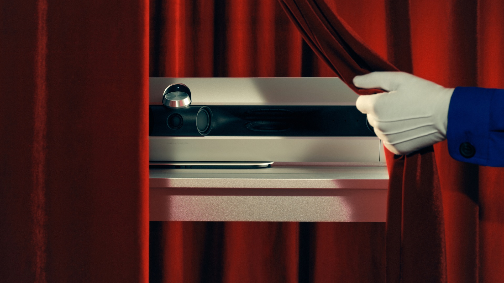 Oui, cette sculpture d'aluminium est une barre de son B&O au design renversant