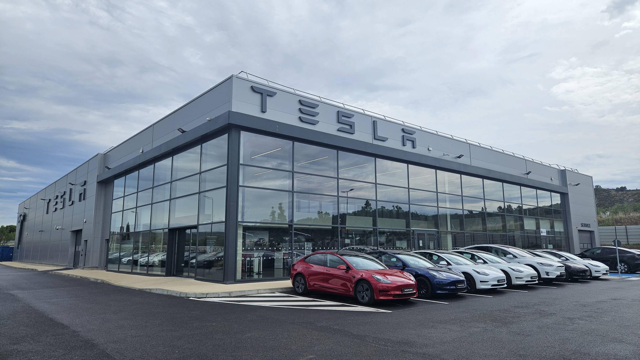 Une concession Tesla en feu en France, des dizaines de véhicules brûlés, que s'est-il passé ?