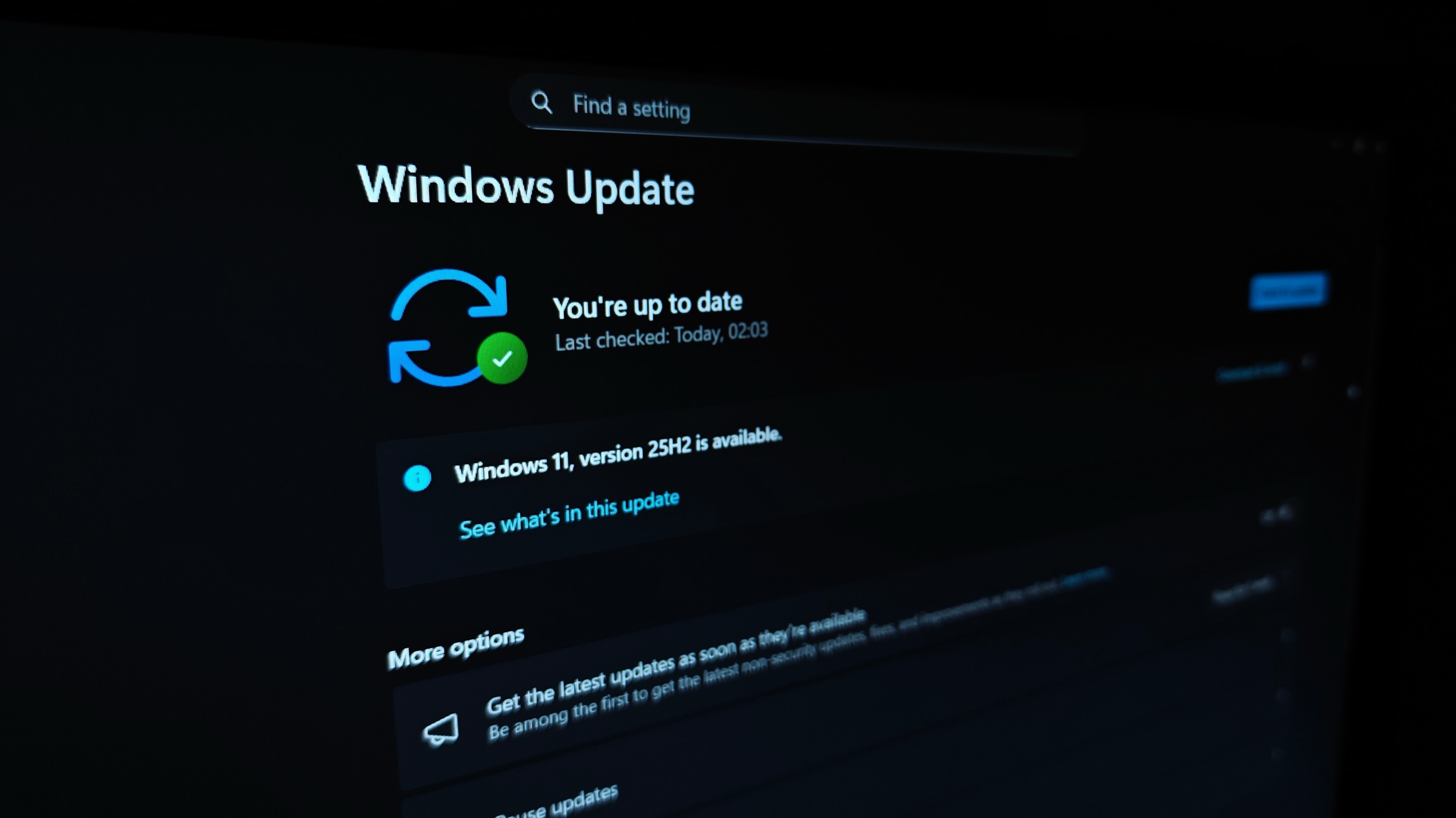 Windows 11 25H2 s'impose toujours plus sur les PC grand public avant l'arrivée de l'édition 26H2