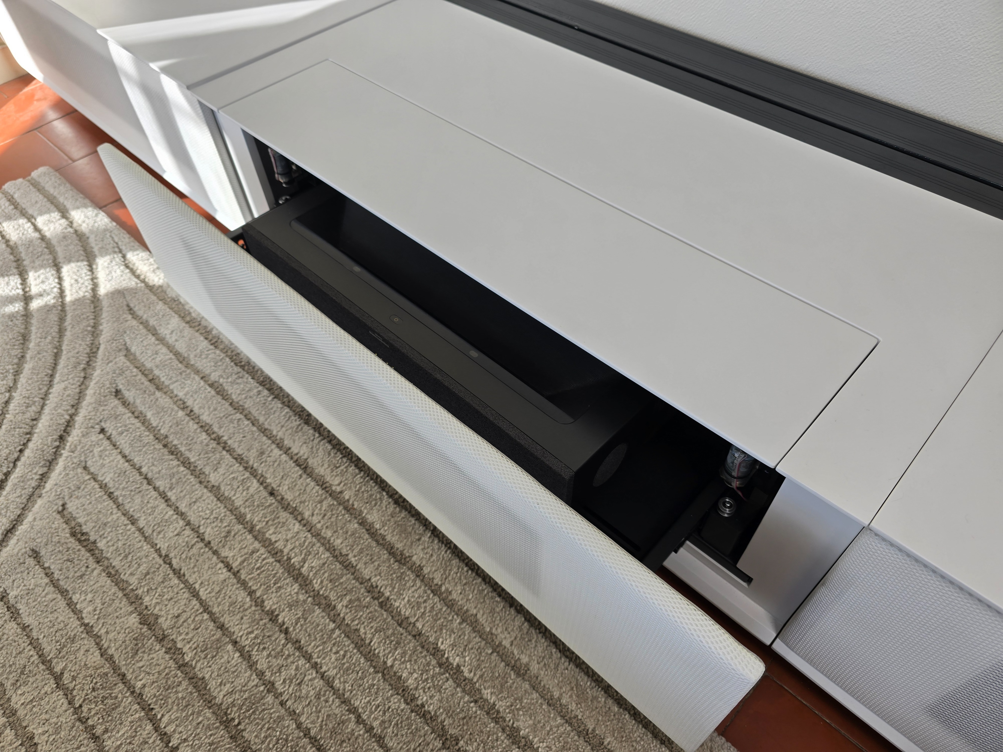 J'ai testé le meuble Laser TV de Nothing Projector (et mon salon est devenu une salle de cinéma)