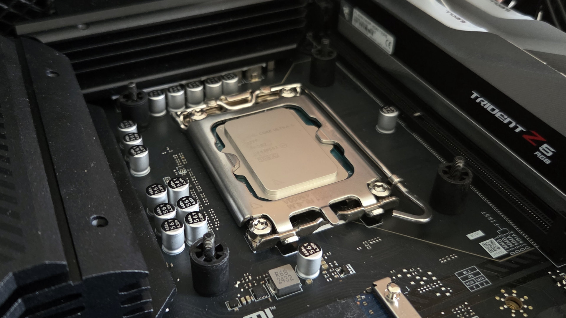 Test Intel Core Ultra 5 235 / 225F : les CPU qui chauffent moins que votre chargeur de smartphone