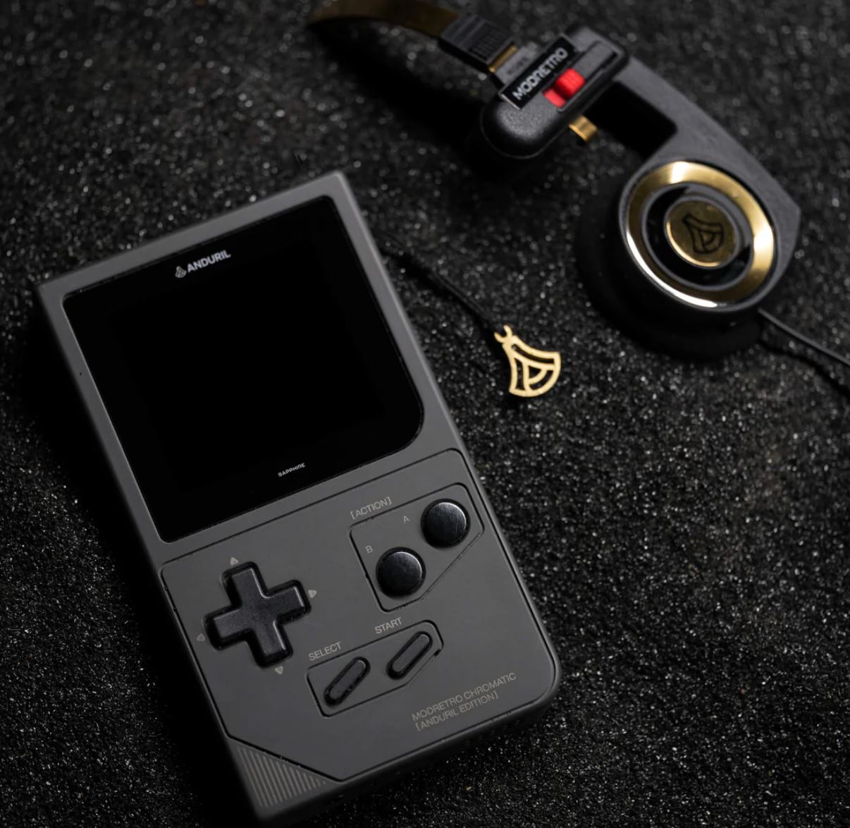 Le créateur de l'Oculus Rift vient de lancer un clone de Game Boy à base... de métal militaire Anduril