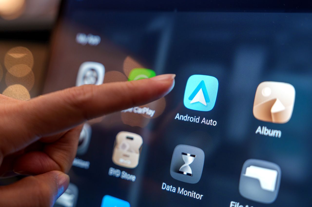 Garder le GPS en plein écran ET afficher sa musique ? L'astuce géniale d'Android Auto pour ne plus choisir