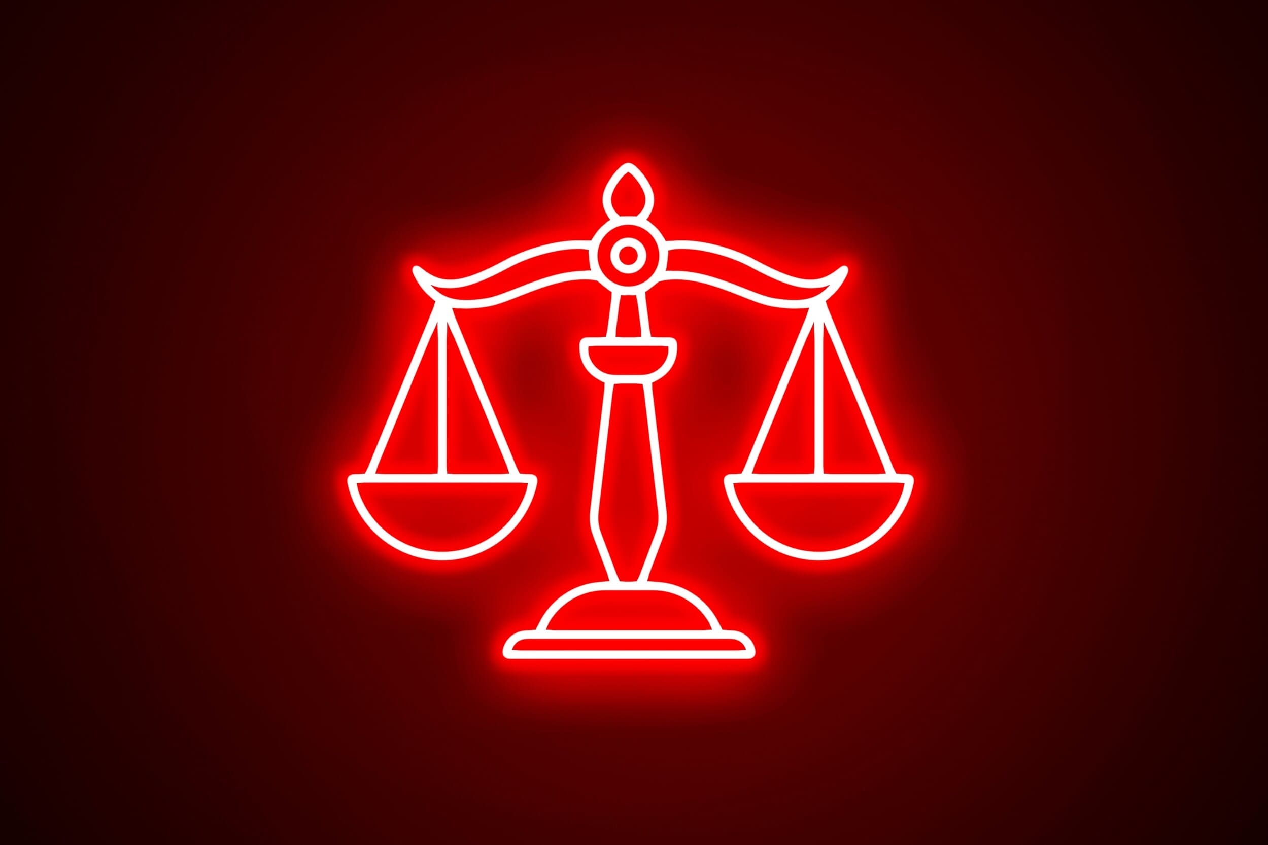 Pour faire supprimer des avis négatifs en ligne, des escrocs créent carrément une fausse décision de justice