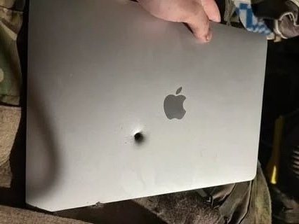 Il arrête un éclat d'obus et fonctionne toujours : le Macbook Air de ce soldat ukrainien impressionne la toile
