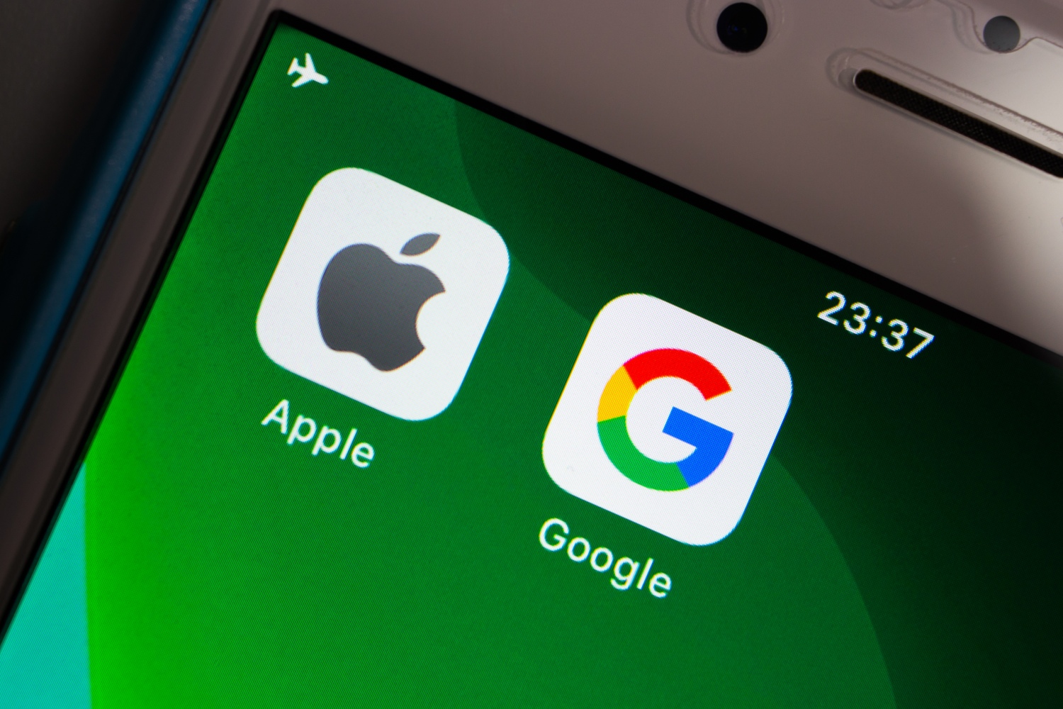L'IA redistribue les cartes : Google passe devant Apple à la Bourse pour la première fois en 7 ans