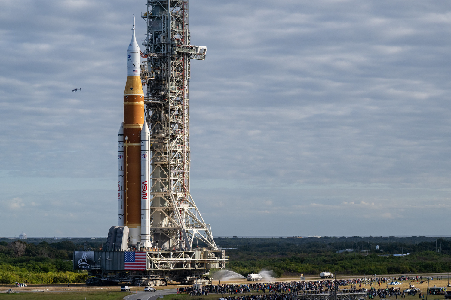 Direction la Lune : la fusée SLS est sortie de son entrepôt et c'est historique