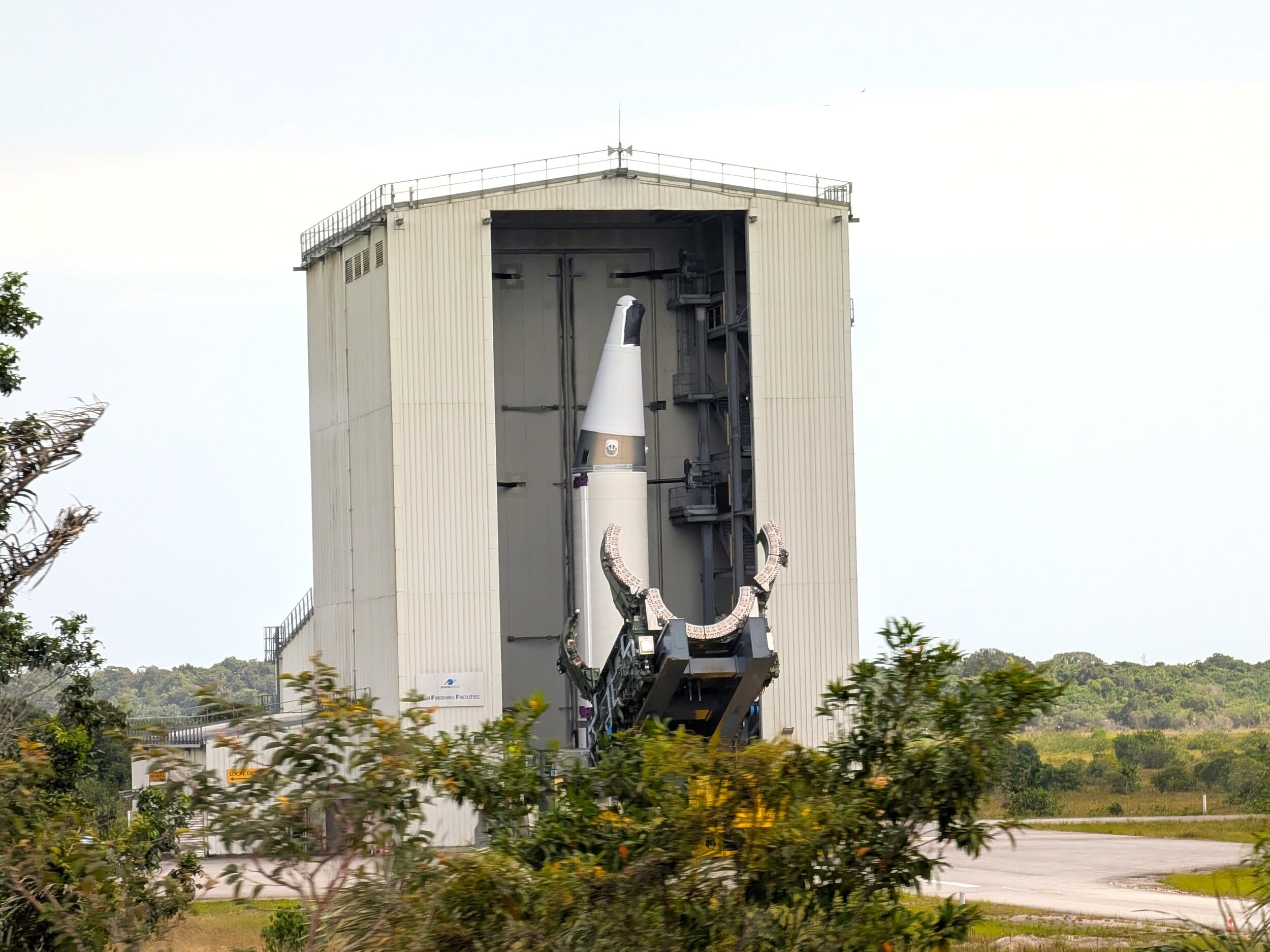 À Kourou, nous sommes entrés dans \\\"la Cathédrale\\\", hangar très secret des boosters d'Ariane 6