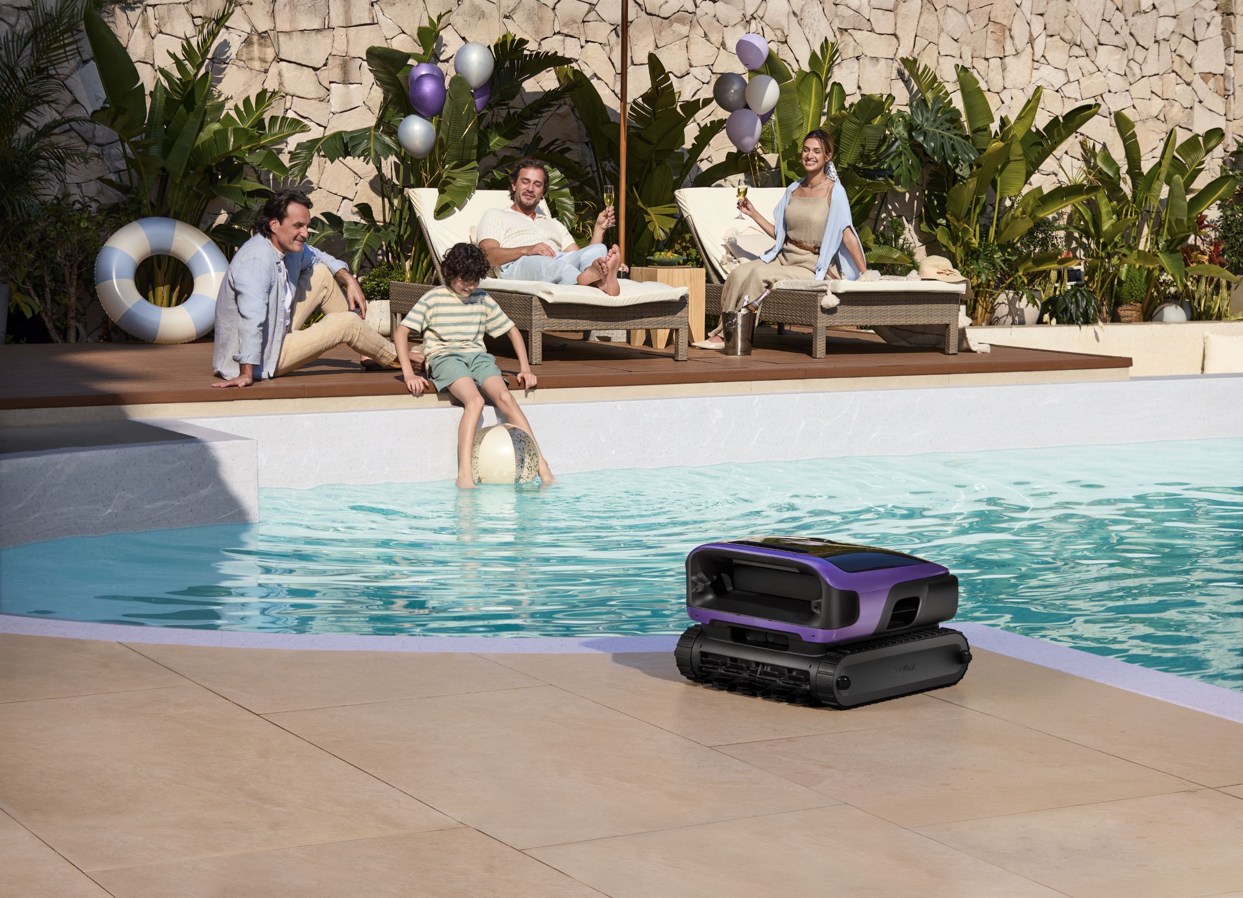 Adieu l'épuisette : ce robot de piscine nettoie aussi la surface et la ligne d'eau