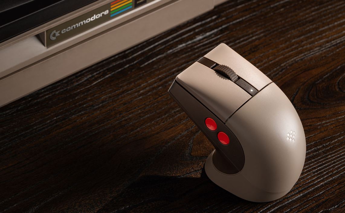 8BitDo ressuscite le Commodore 64 avec une souris gaming au look rétro irrésistible