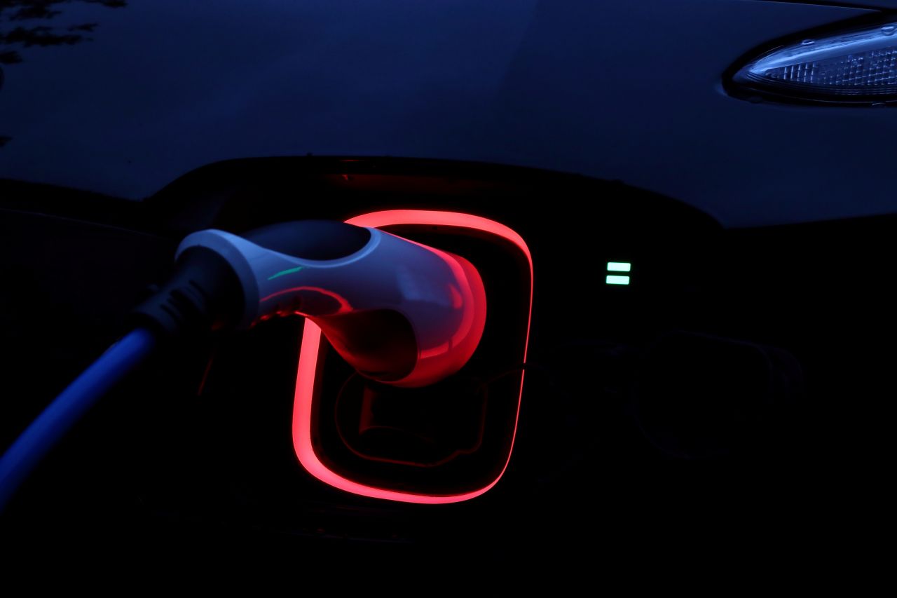 Carburant en hausse, électricité sous pression : les bornes de recharge vont-elles suivre ?