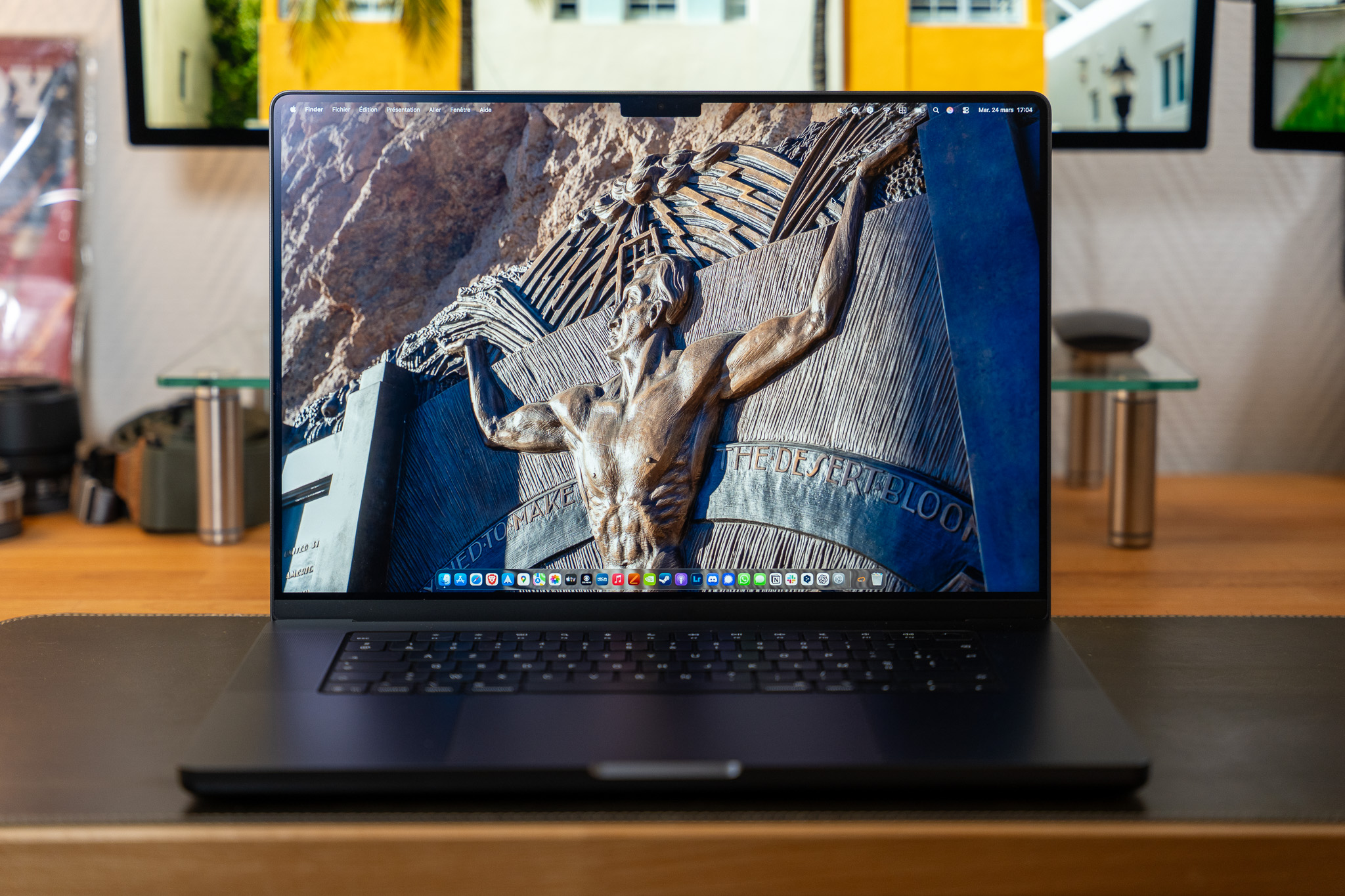 Lâché dans un escalier de 25 marches, ce MacBook Pro à 2 000 ¬ s'en sort quasi indemne