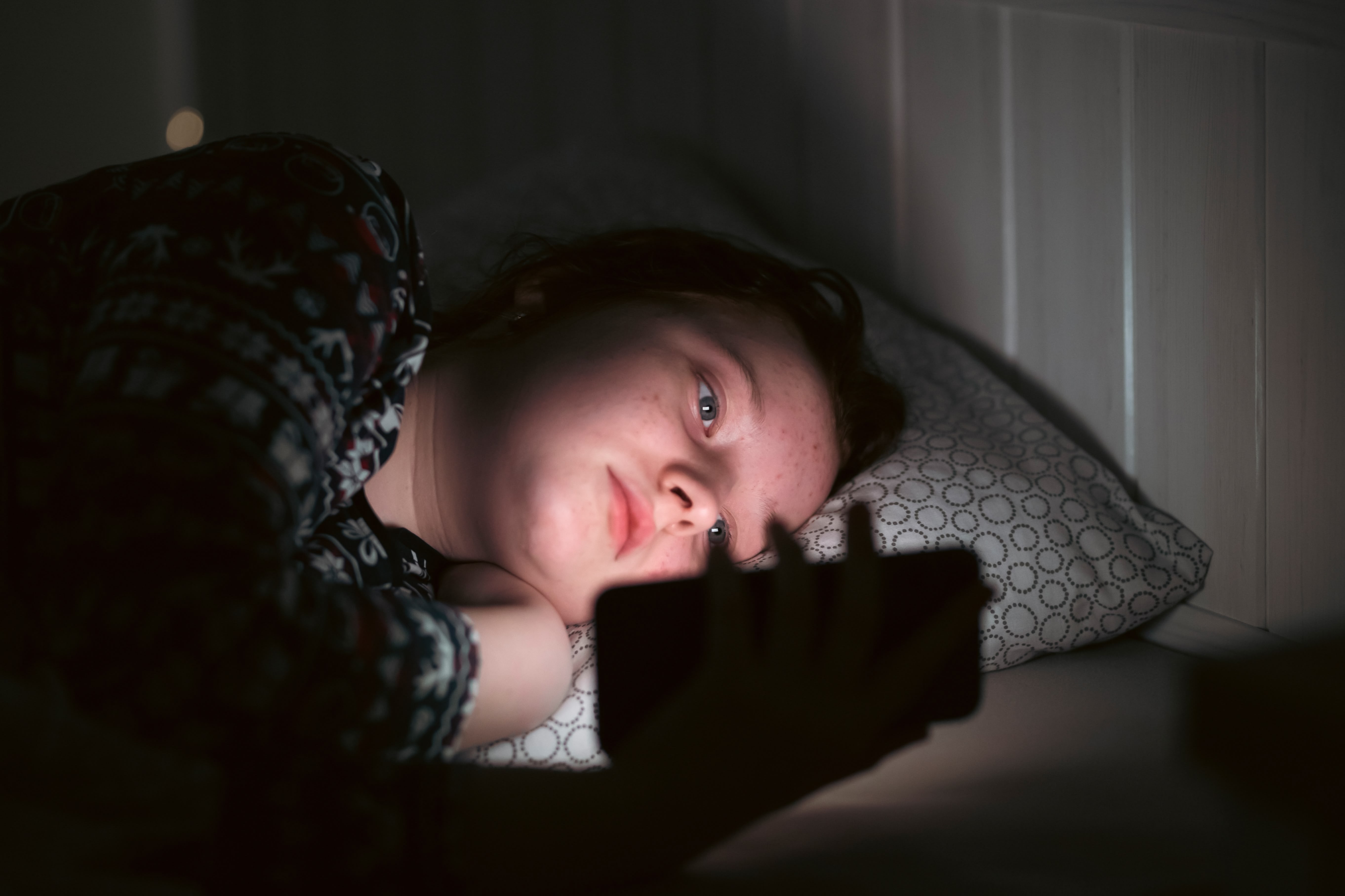 Réseaux sociaux interdits, couvre-feu, limite d'une heure : quand l'État britannique joue au parent numérique