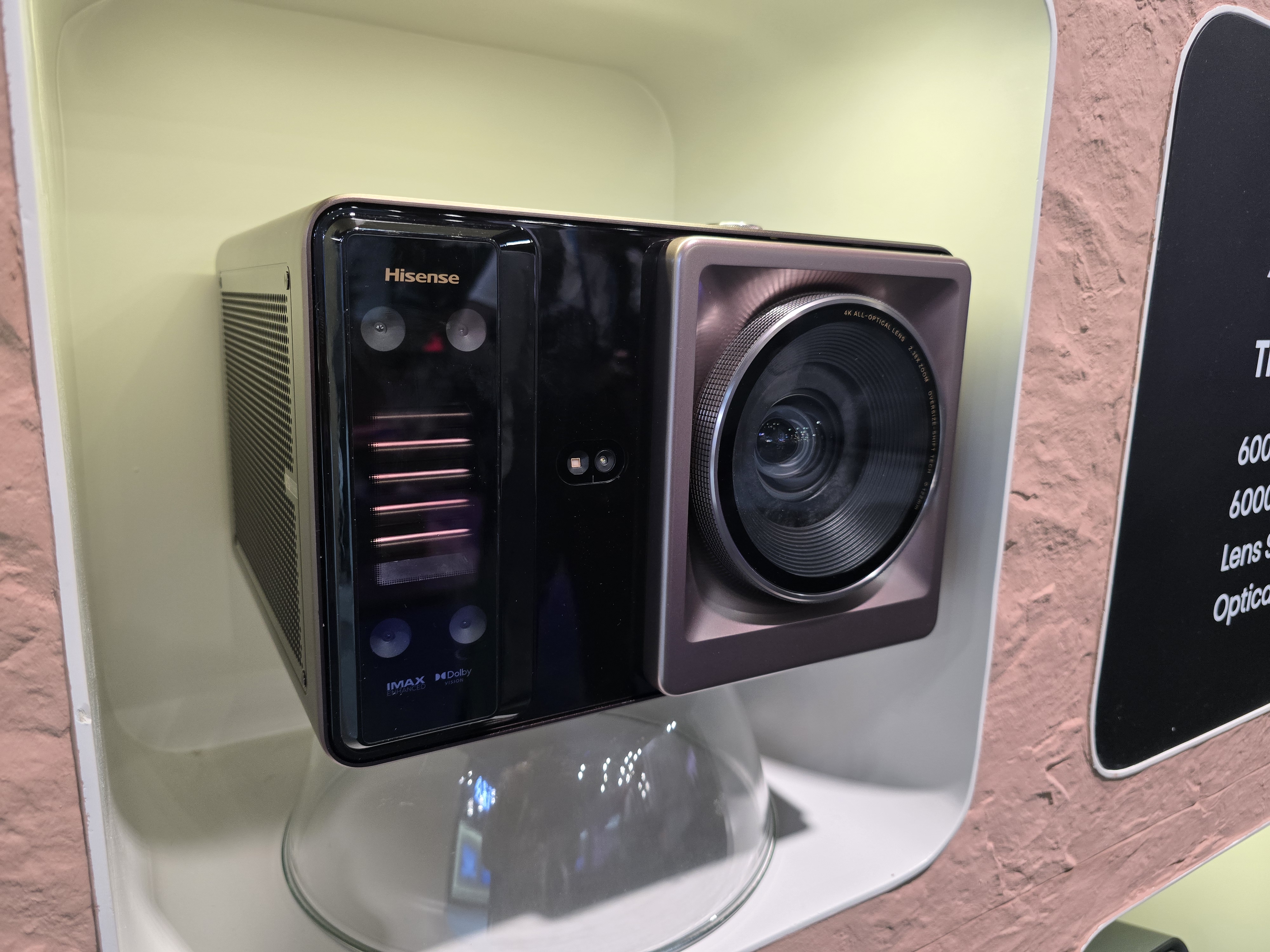 Le vidéoprojecteur le plus ambitieux d’Hisense débarque en France à près de 6 000 euros