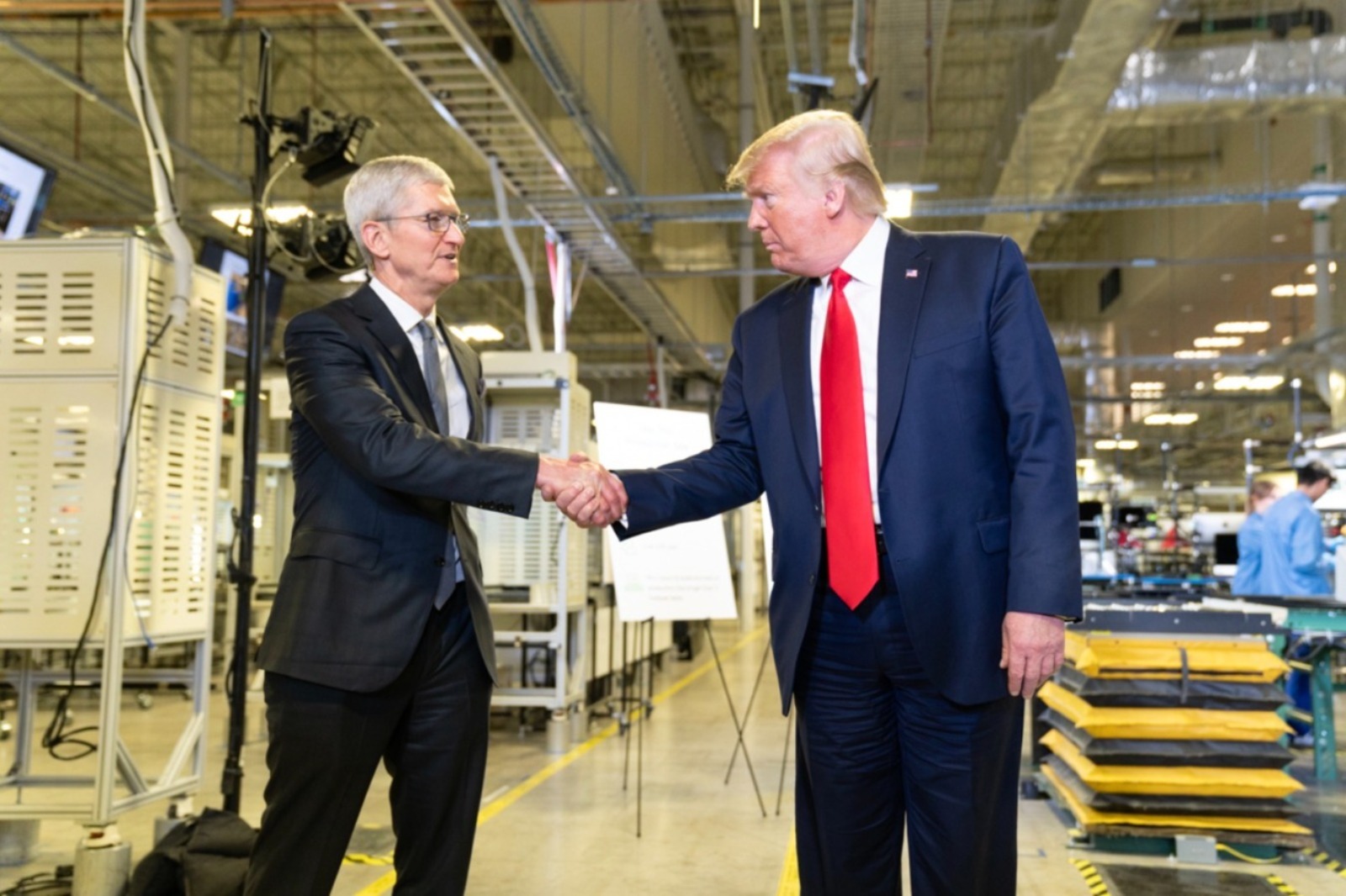 Près d'un milliard de dollars sur la table pour produire aux États-Unis : comment Apple renchérit pour plaire à Trump