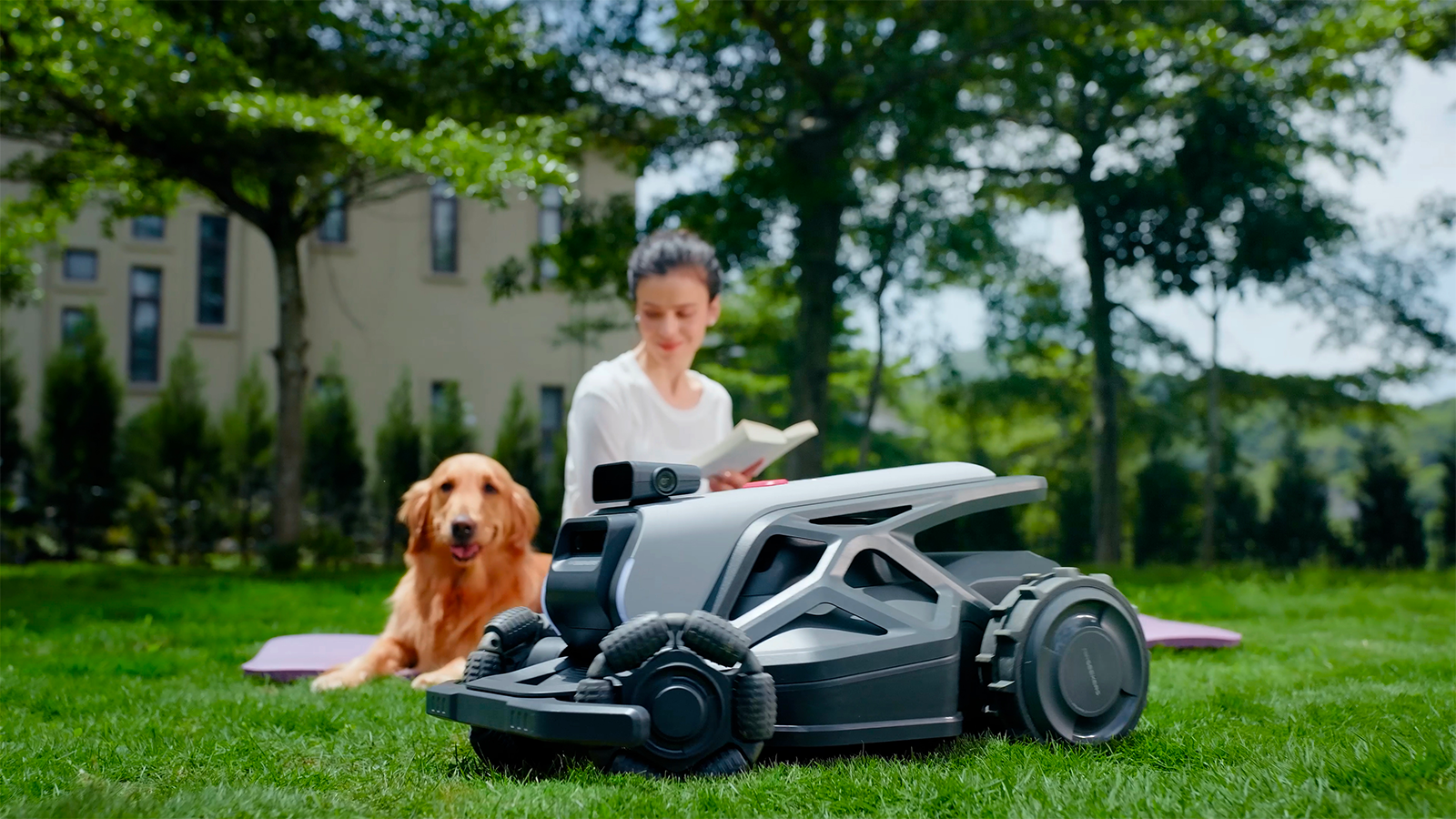Ce robot tondeuse tond aussi bien qu’un jardinier pro (et sans effort)