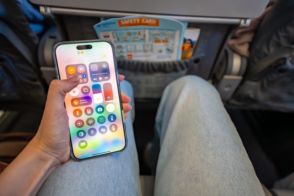 Votre téléphone peut-il vraiment faire crasher un avion ? On a cherché la réponse