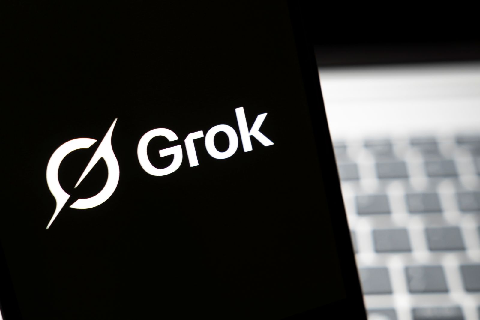 Grok, l'IA "non-woke" a encore dérapé sur X et un ministe suisse a porté plainte. Mais qui est respo