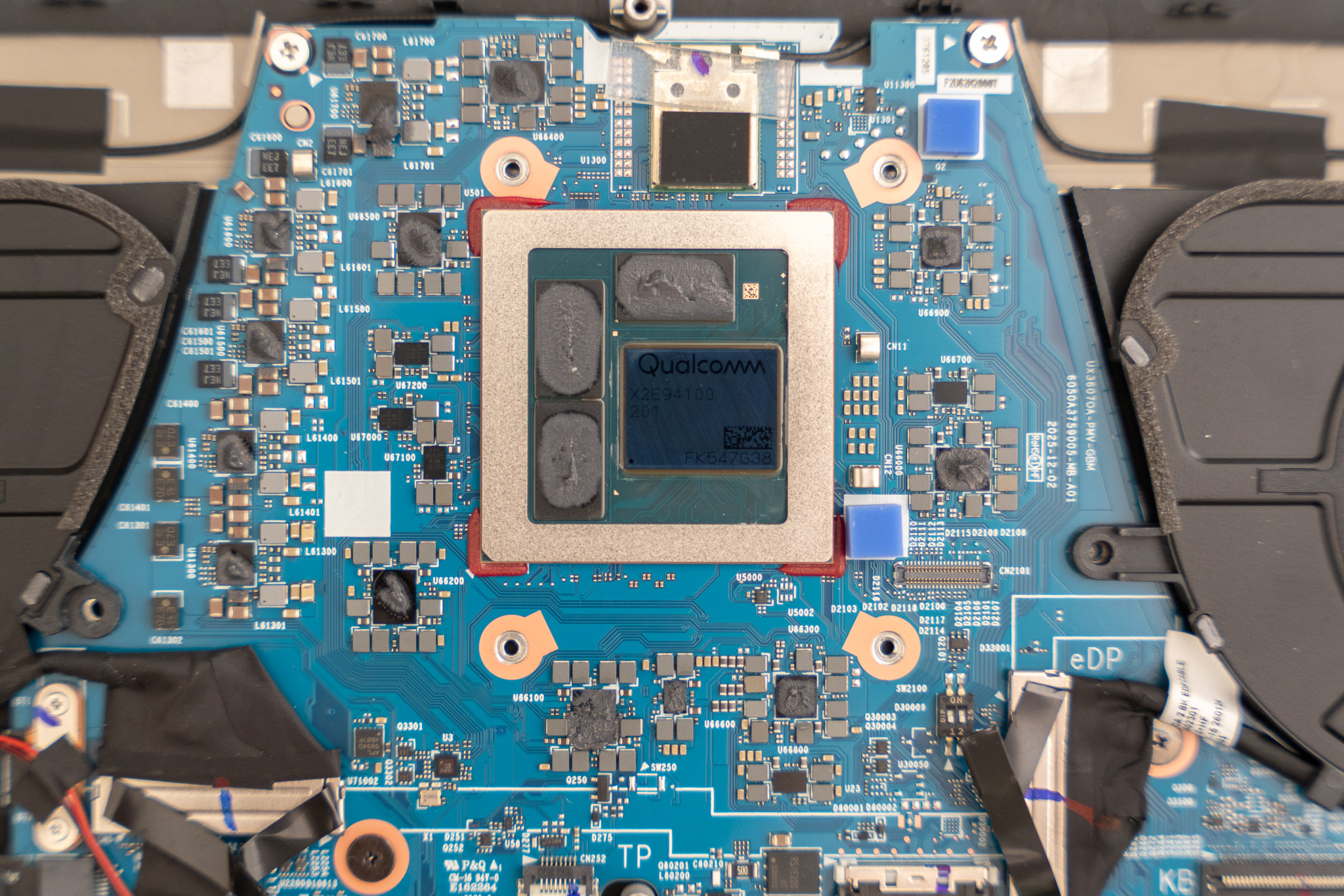 On a testé le Qualcomm Snapdragon X2 Elite Extreme, la puce qui veut mettre Apple et Intel aux oubliettes