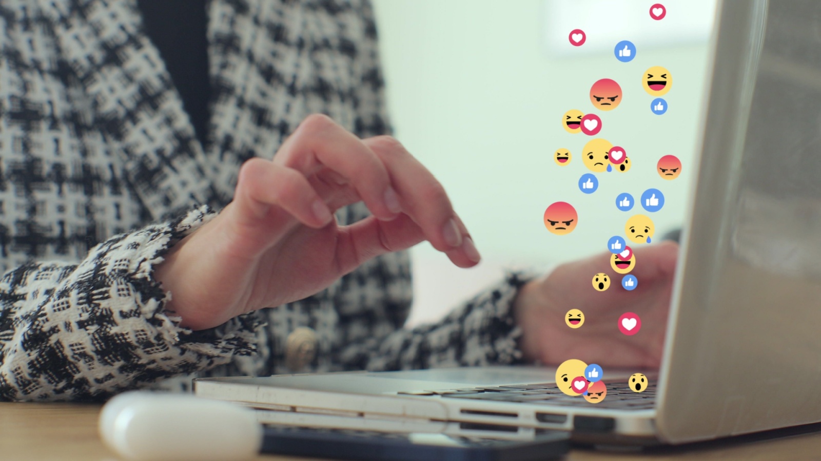 Vous utilisez des emojis au bureau ? Cette étude pourrait vous en dissuader