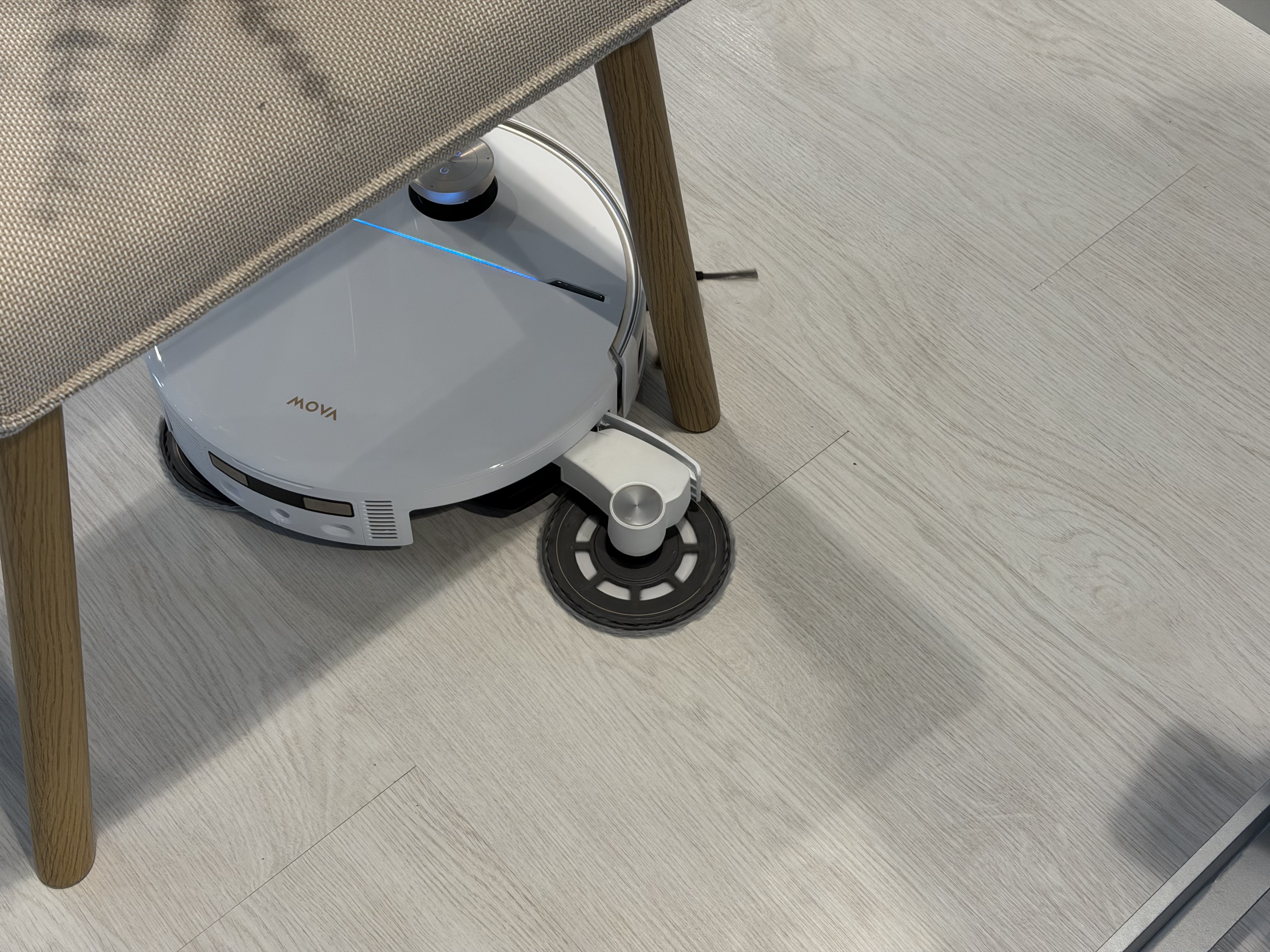 Un aspirateur qui lave vraiment sous les meubles : le nouveau V70 Ultra Complete de Mova