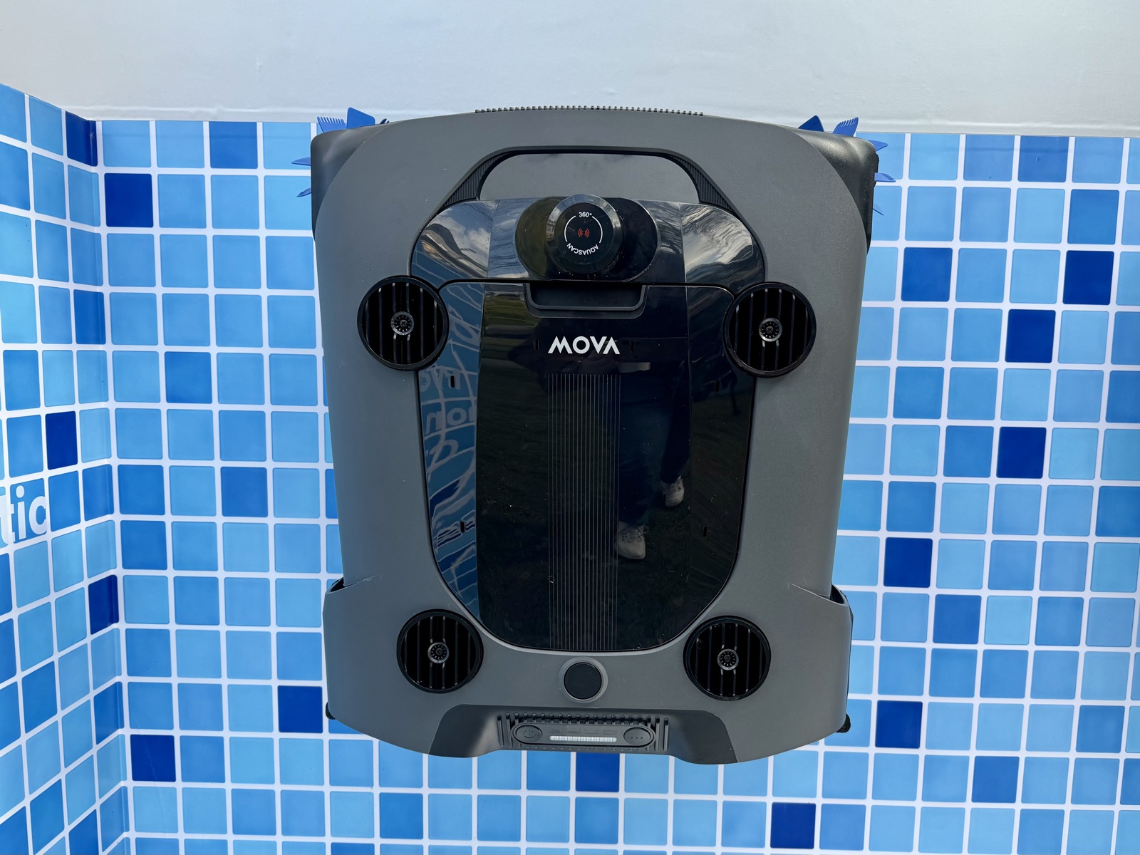 Mova lance un robot de piscine à quatre propulseurs pour nettoyer bien plus que le fond du bassin
