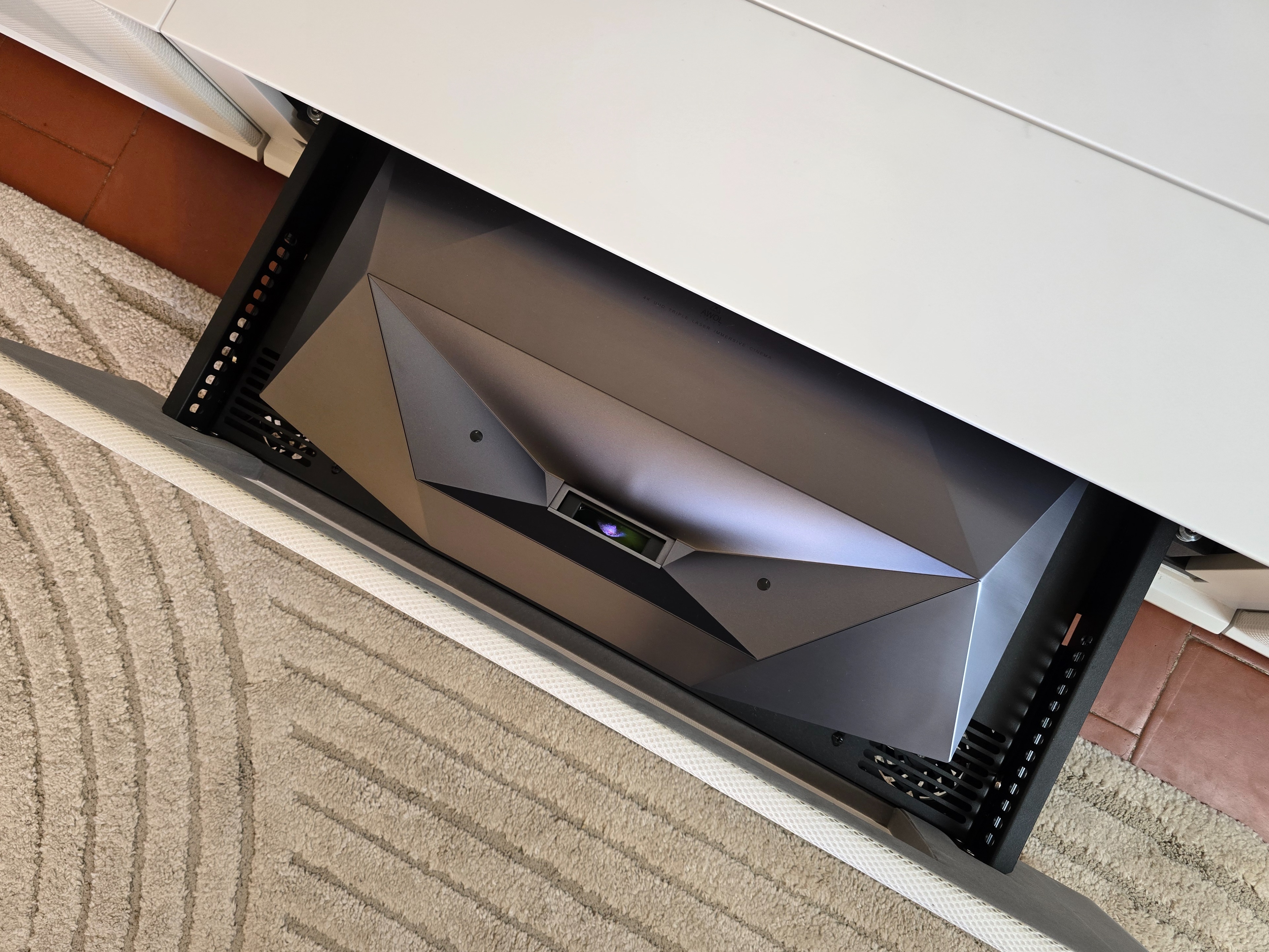 Awol Vision Aetherion Max : l’ultra courte focale à l’épreuve du salon - Image d'illustration