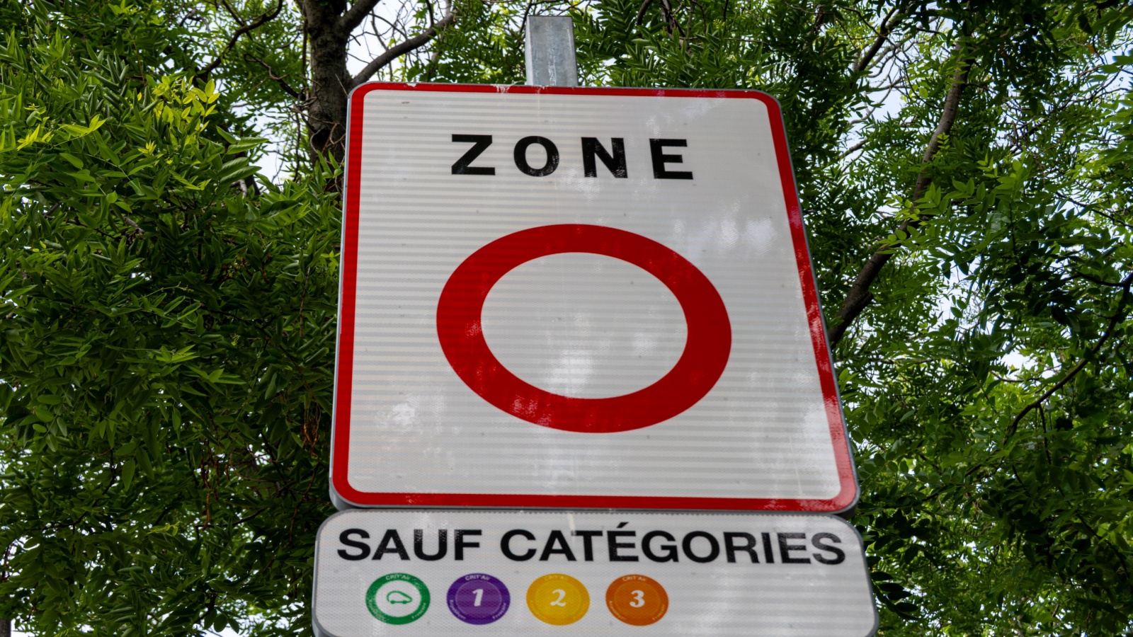 En supprimant définitivement les ZFE, la France fragilise la transition vers la voiture électrique