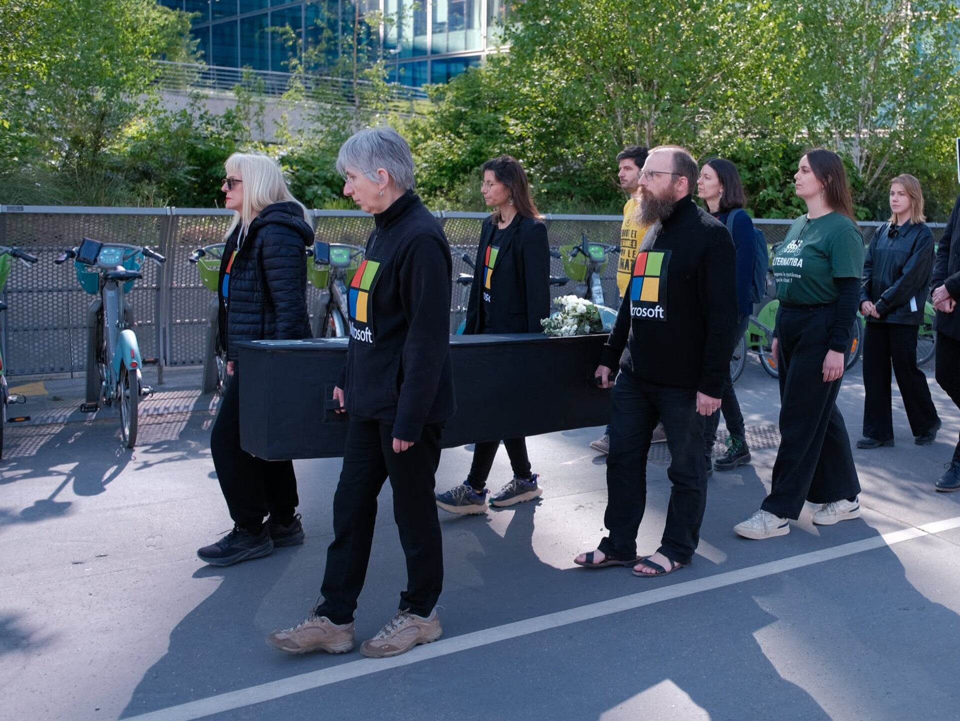 Fin du support de Windows 10 : des militants simulent un enterrement devant Microsoft France pour sauver 300 millions d'ordinateurs