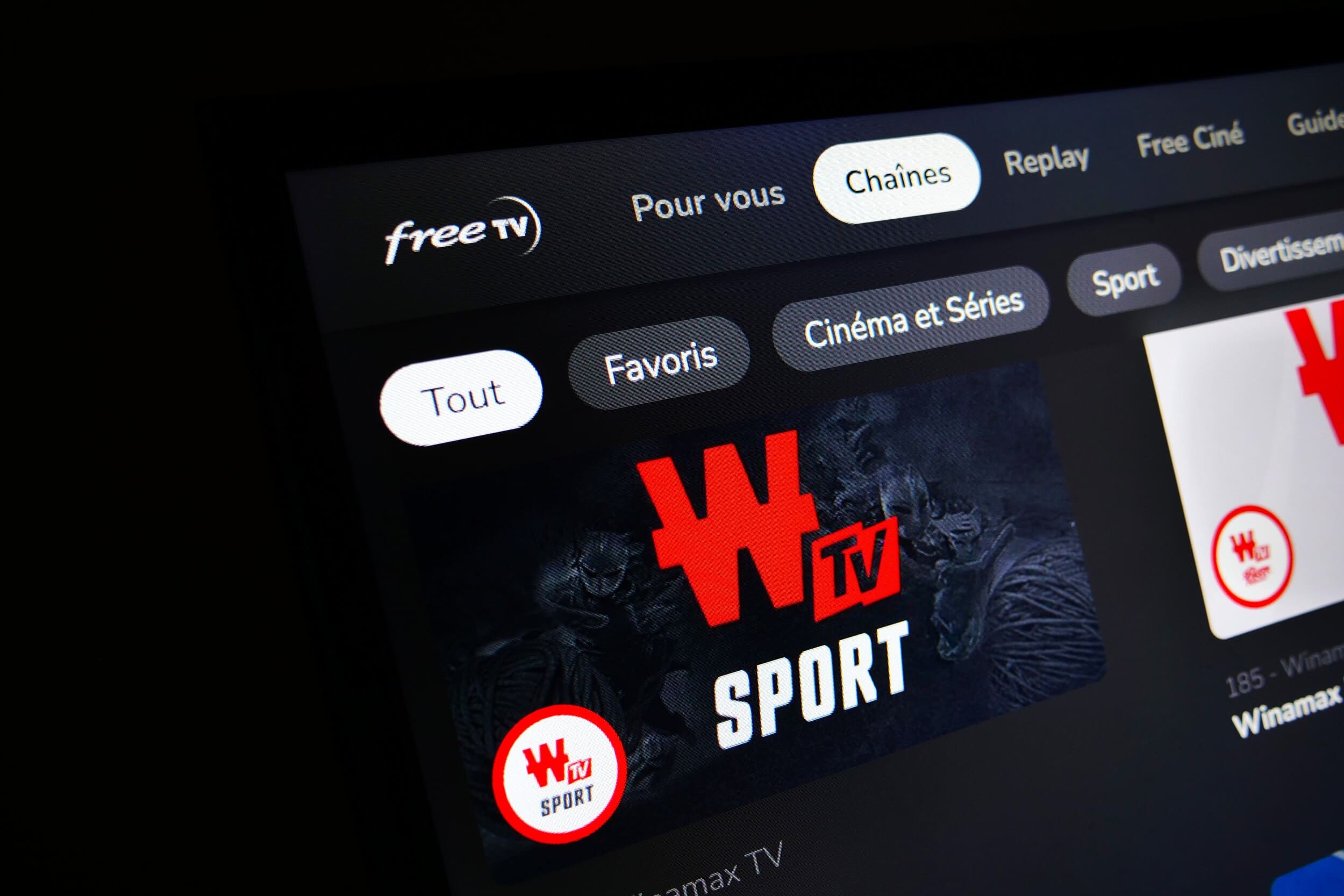 Free se met au poker, avec deux nouvelles chaînes qui débarquent sur les Freebox et Free TV
