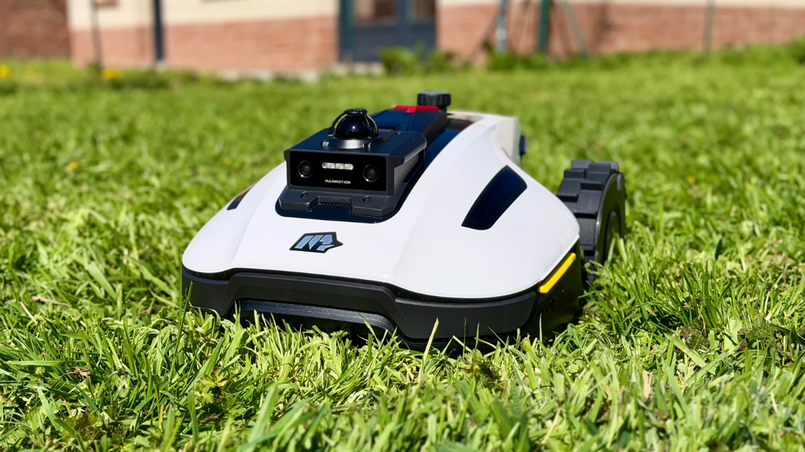 Robot tondeuse sans fil périmétrique : le Mammotion Yuka Mini 2 500 avec Mini Garage perd 440€ sur son prix d'origine