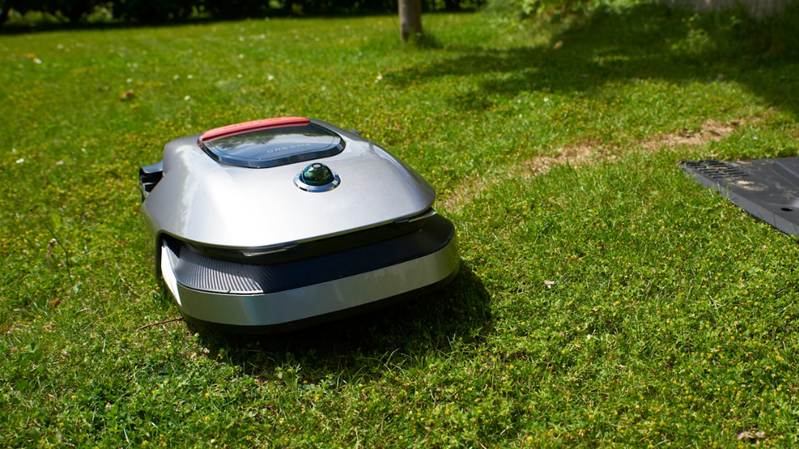 Presque 20% de remise chez Amazon pour ce robot-tondeuse et sa tonte personnalisable 