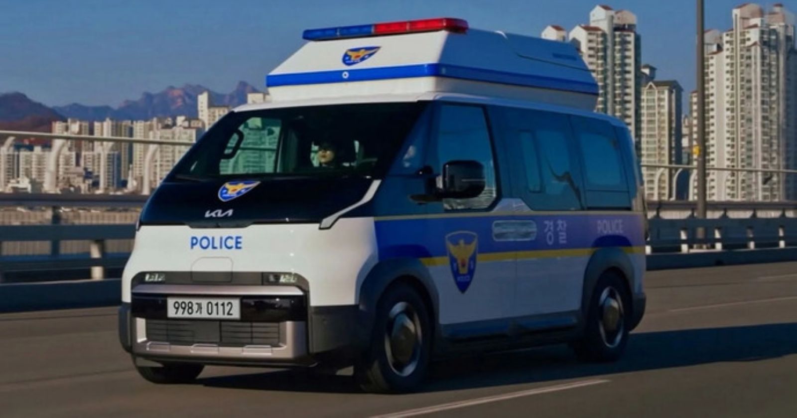 Caméras intelligentes et drone embarqué : Kia dévoile son van de police du futur