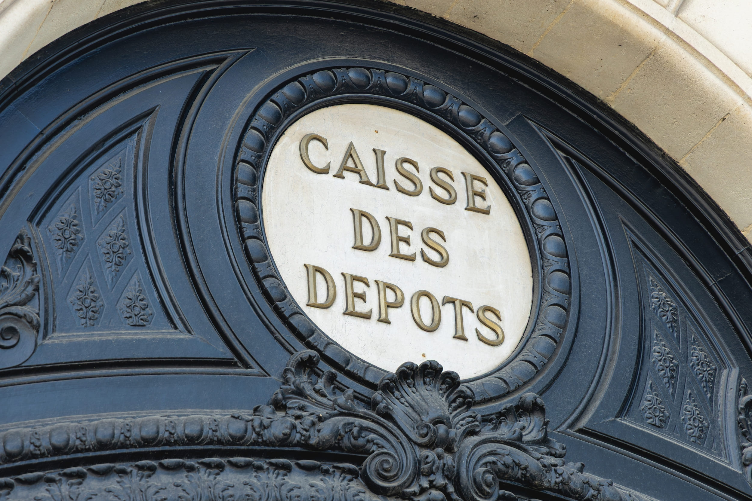 La Caisse des Dépôts choisit le Français Mistral AI pour équiper 100 000 agents en IA générative