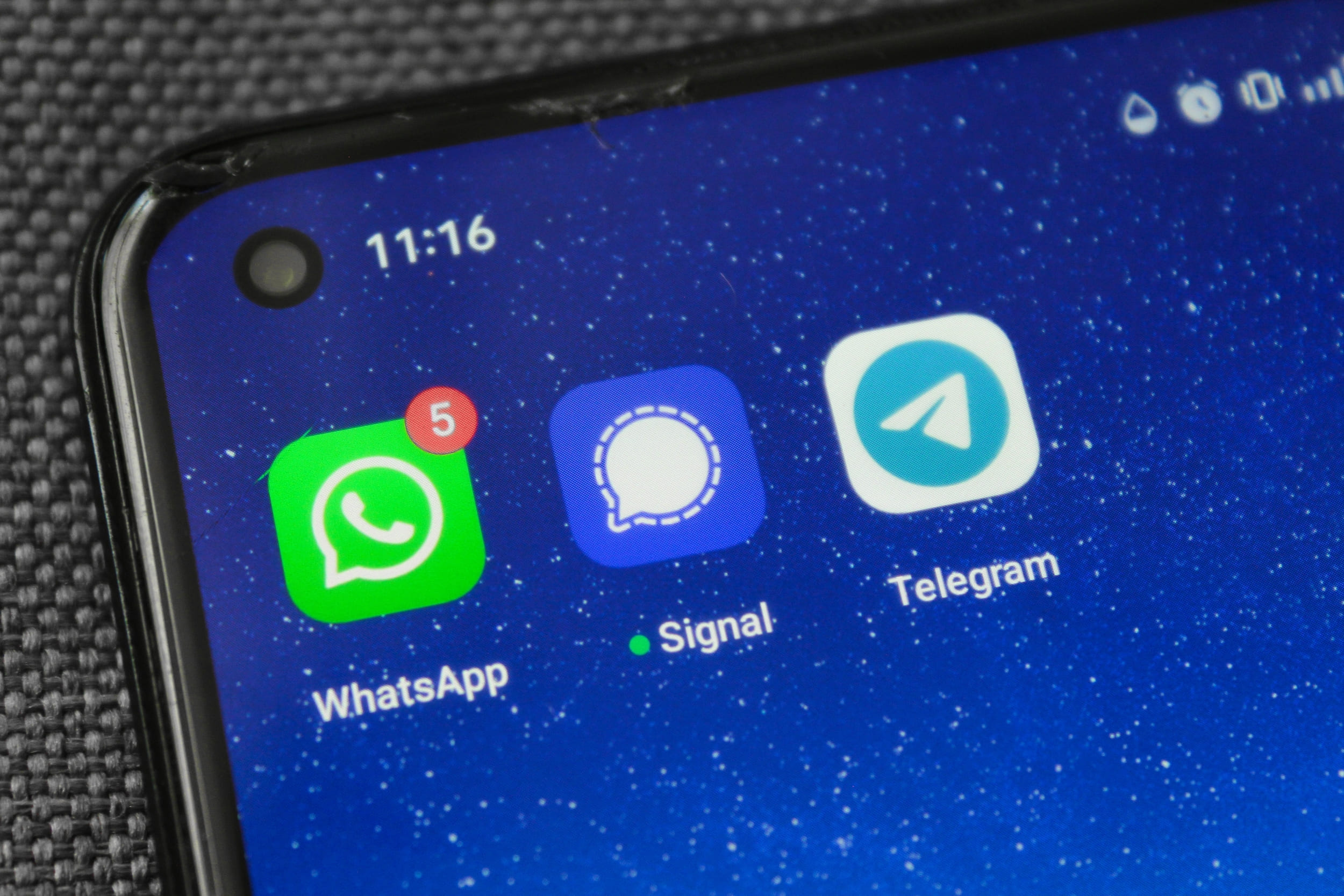 Des élus veulent laisser le renseignement accéder à vos messageries chiffrées, l'industrie numérique peste et dit non