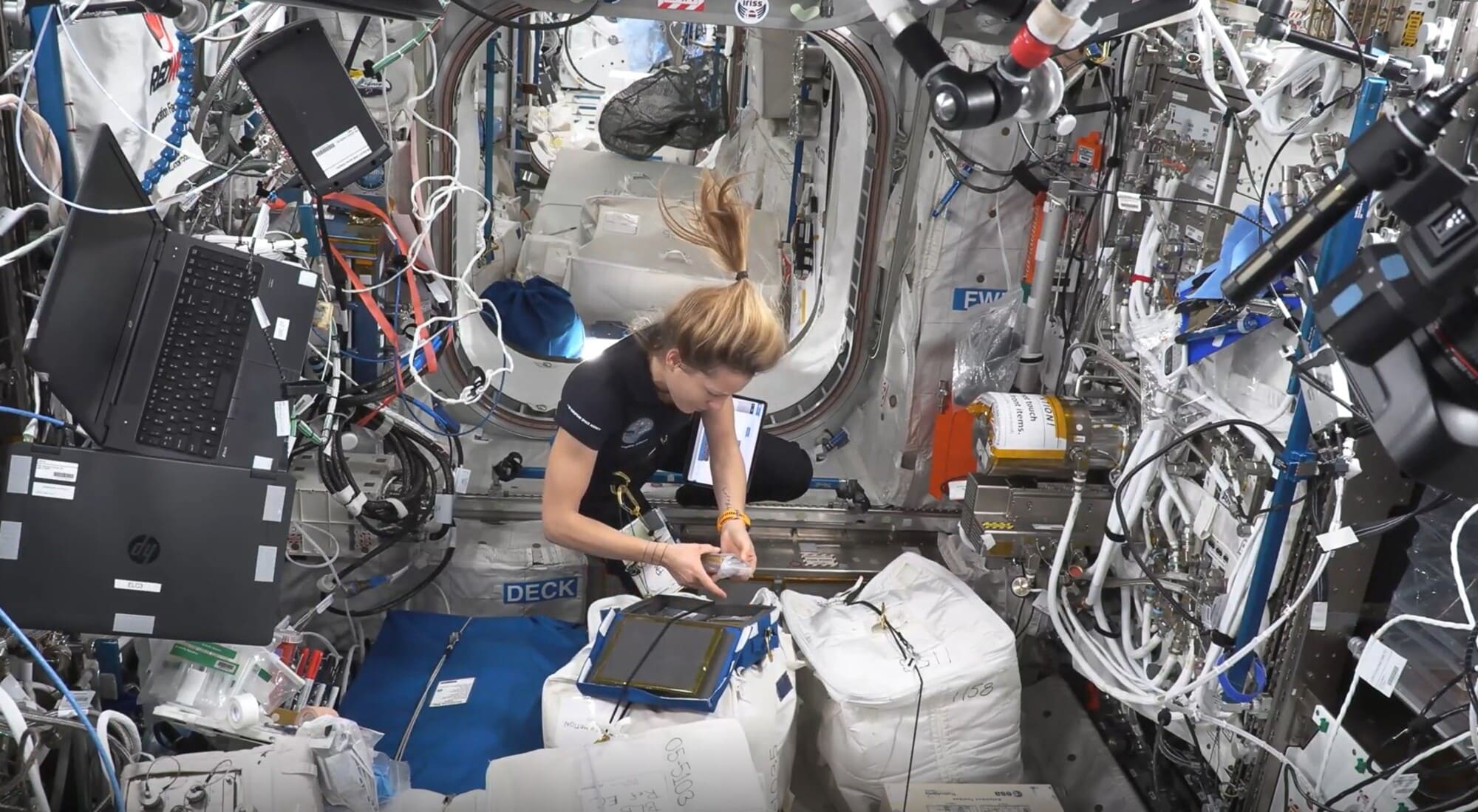 Sophie Adenot installe une expérience anti-microbes à bord de l'ISS et les résultats pourraient changer notre quotidien