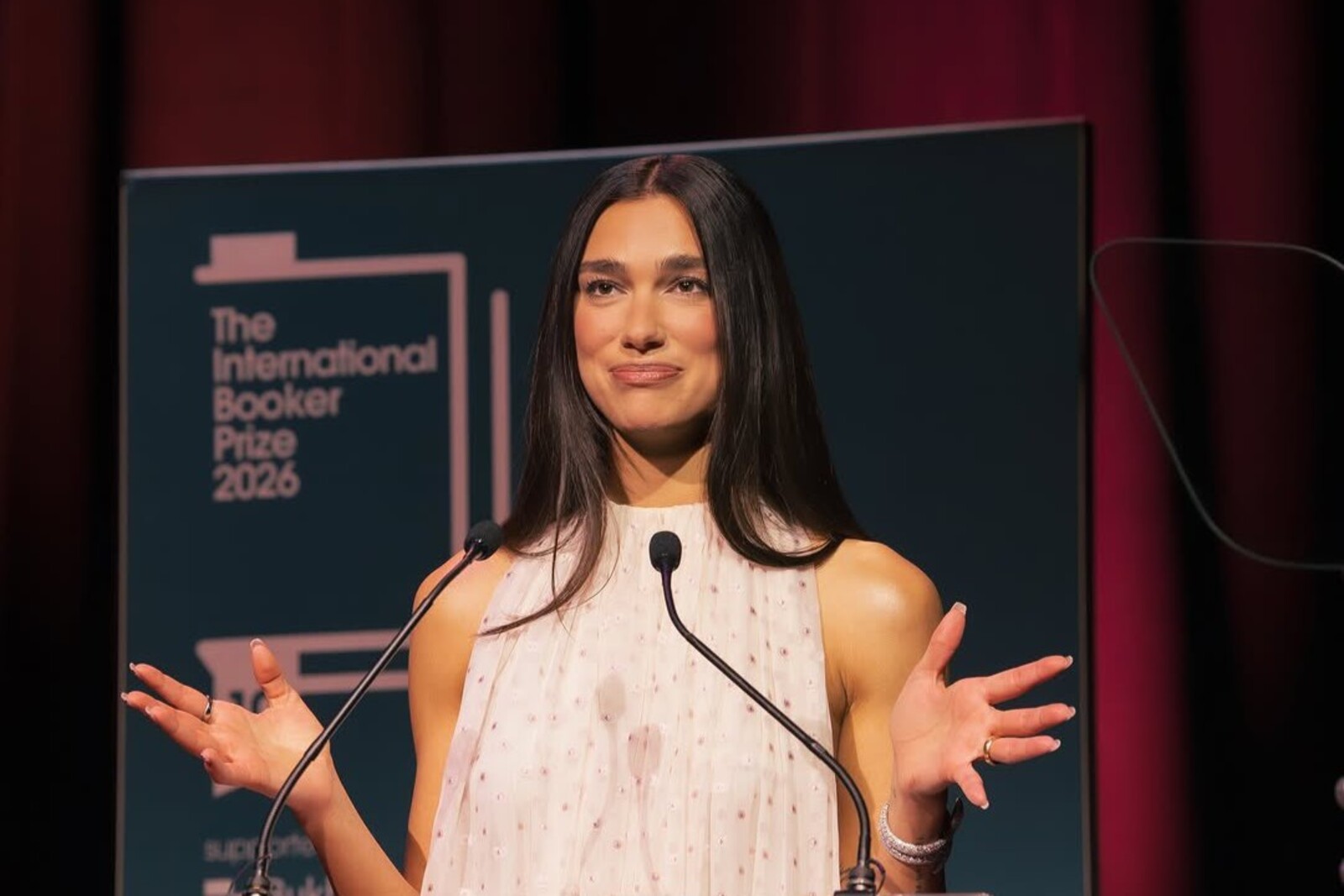 Pas contente, la star Dua Lipa attaque Samsung en justice, à cause d'une photo posée sur des cartons TV