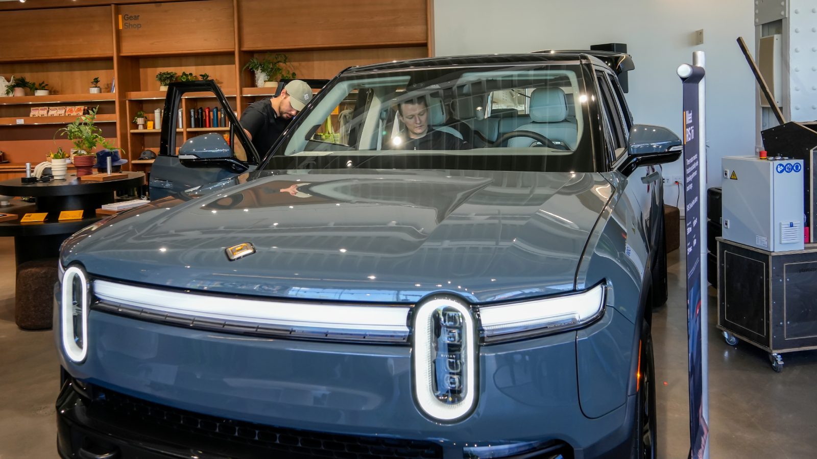 L'ère des voitures intelligentes ? Rivian s'attaque directement à Tesla et déploie sa propre IA embarquée