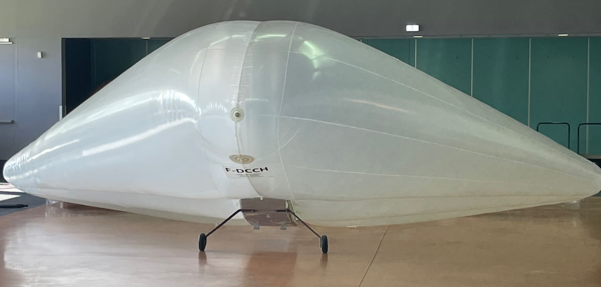 Un drone gonflable français a réussi ses premiers essais, le secteur de la défense lui fait les yeux doux