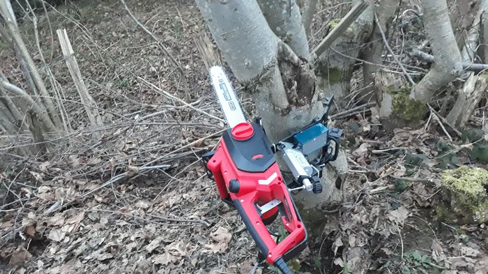 Cette tronçonneuse télécommandée coupe les arbres à distance, et elle a quelque chose de complètement fou