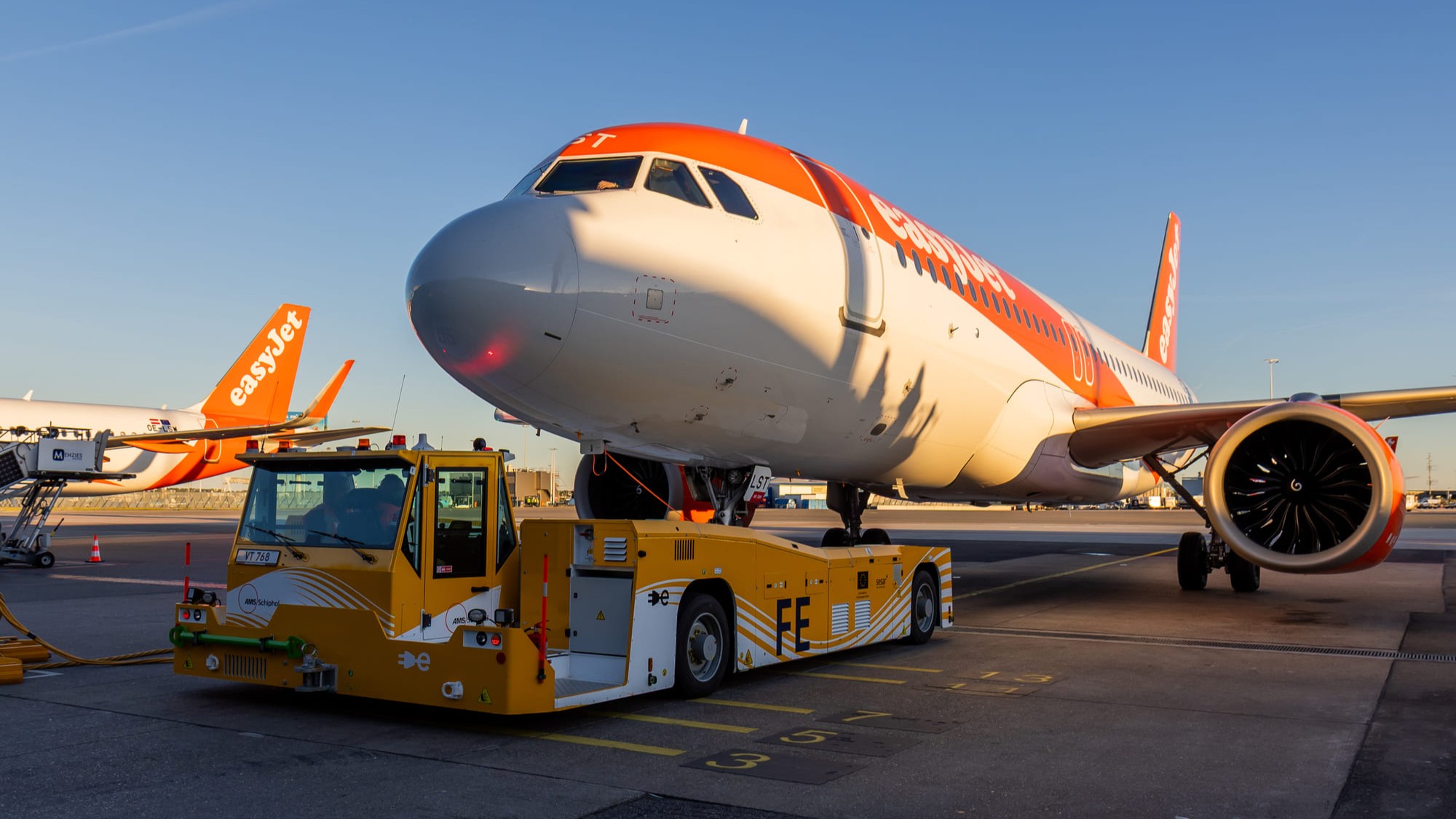 easyJet fait rouler des Airbus sans moteur à Schiphol : le TaxiBot électrique passe à l'action