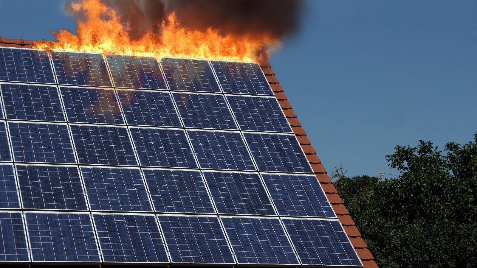 Incendies de toitures : faut-il vraiment avoir peur des panneaux photovoltaïques ?
