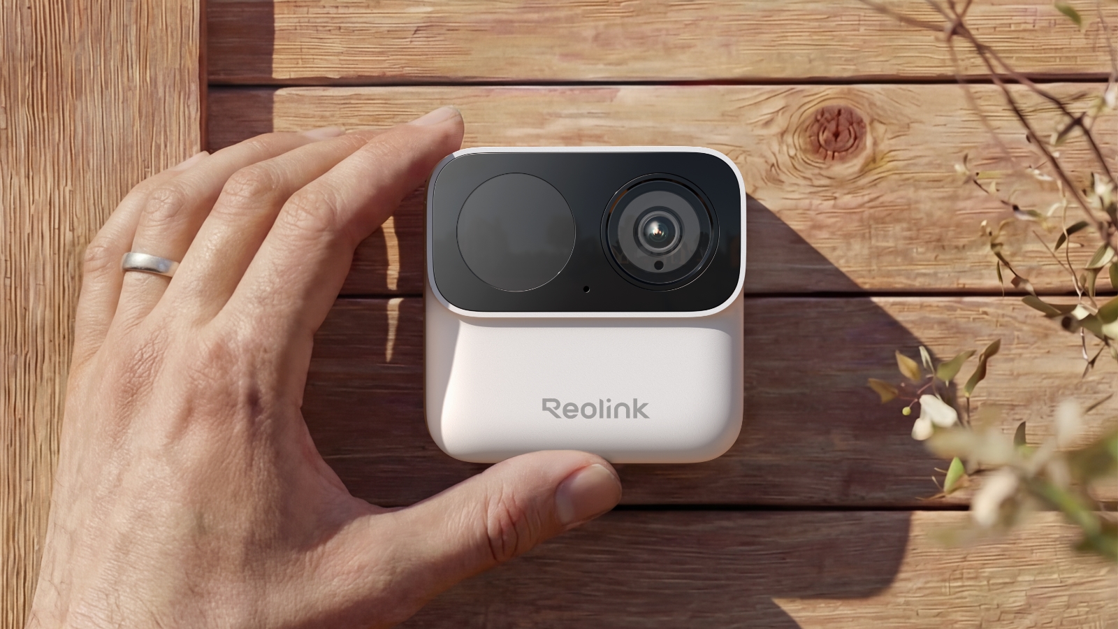 Reolink OMVI et Argus MagiCam : suivi IA d'un côté, caméra magnétique sans abonnement de l'autre