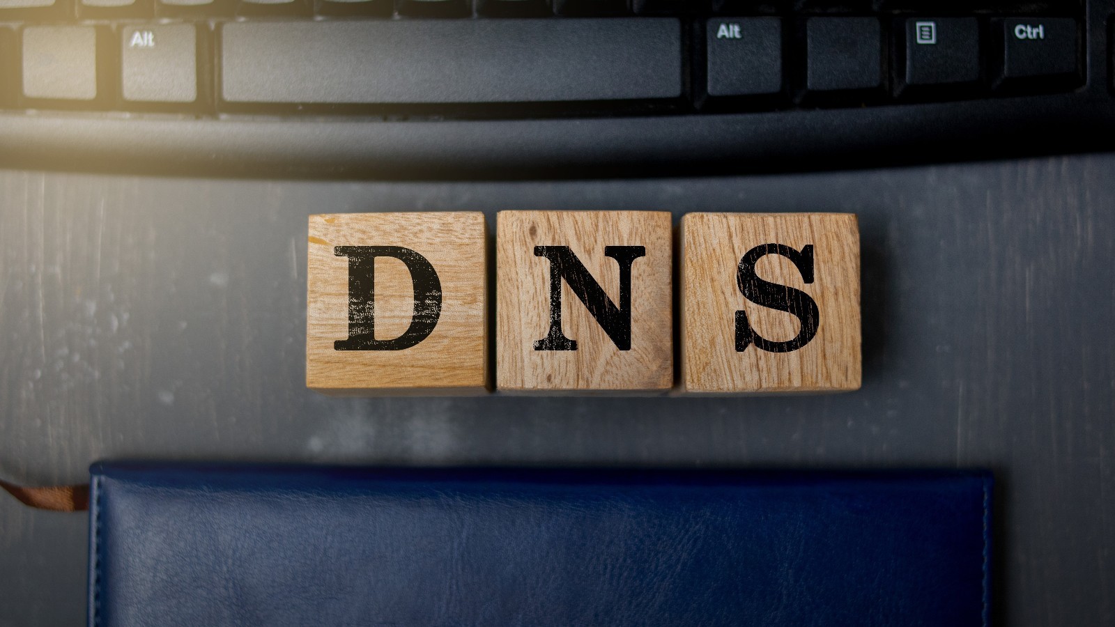 DNS, le talon d'Achille méconnu : quand vos employés sont redirigés vers des sites pirates sans s'en apercevoir