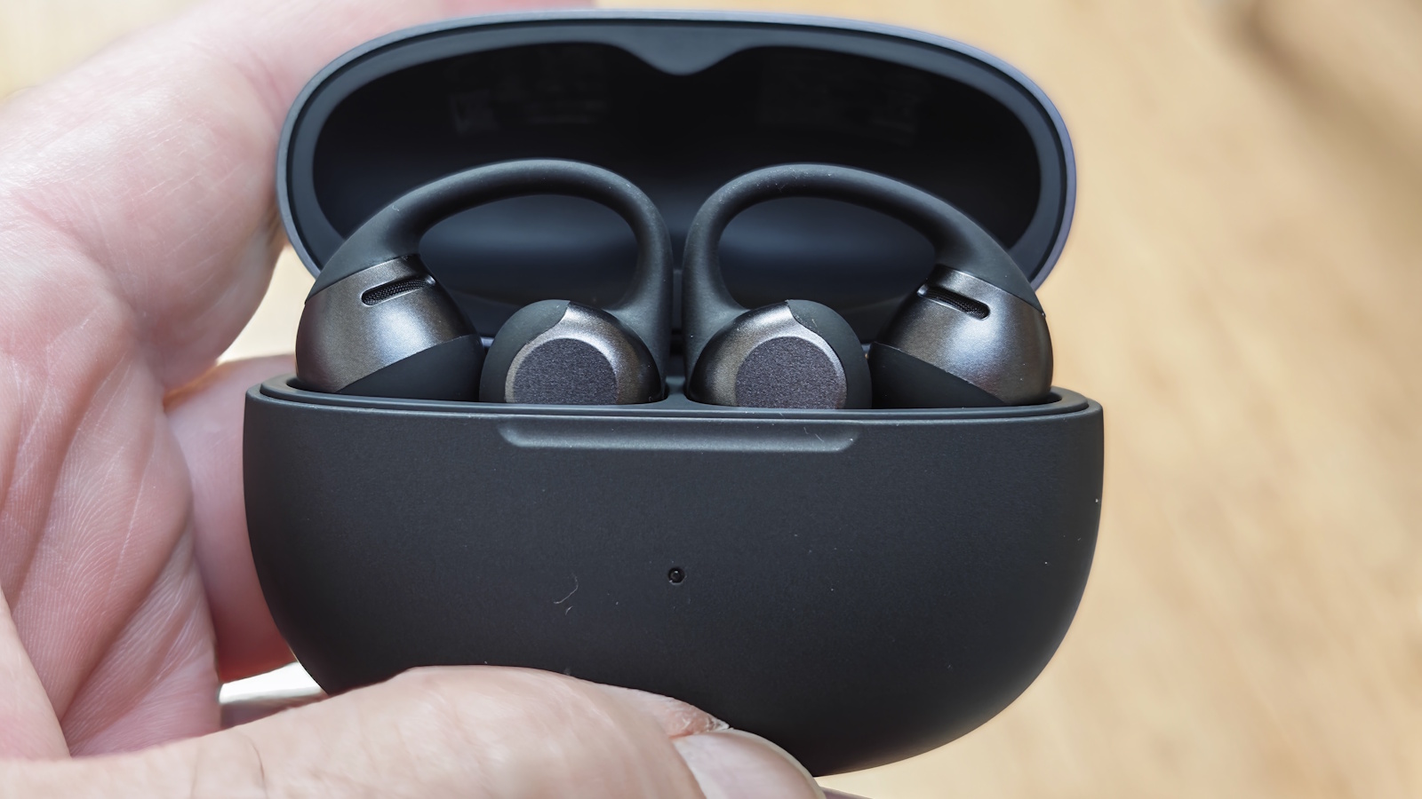 Shokz OpenDots 2 : des écouteurs open-ear qui veulent enfin donner du coffre au format clip