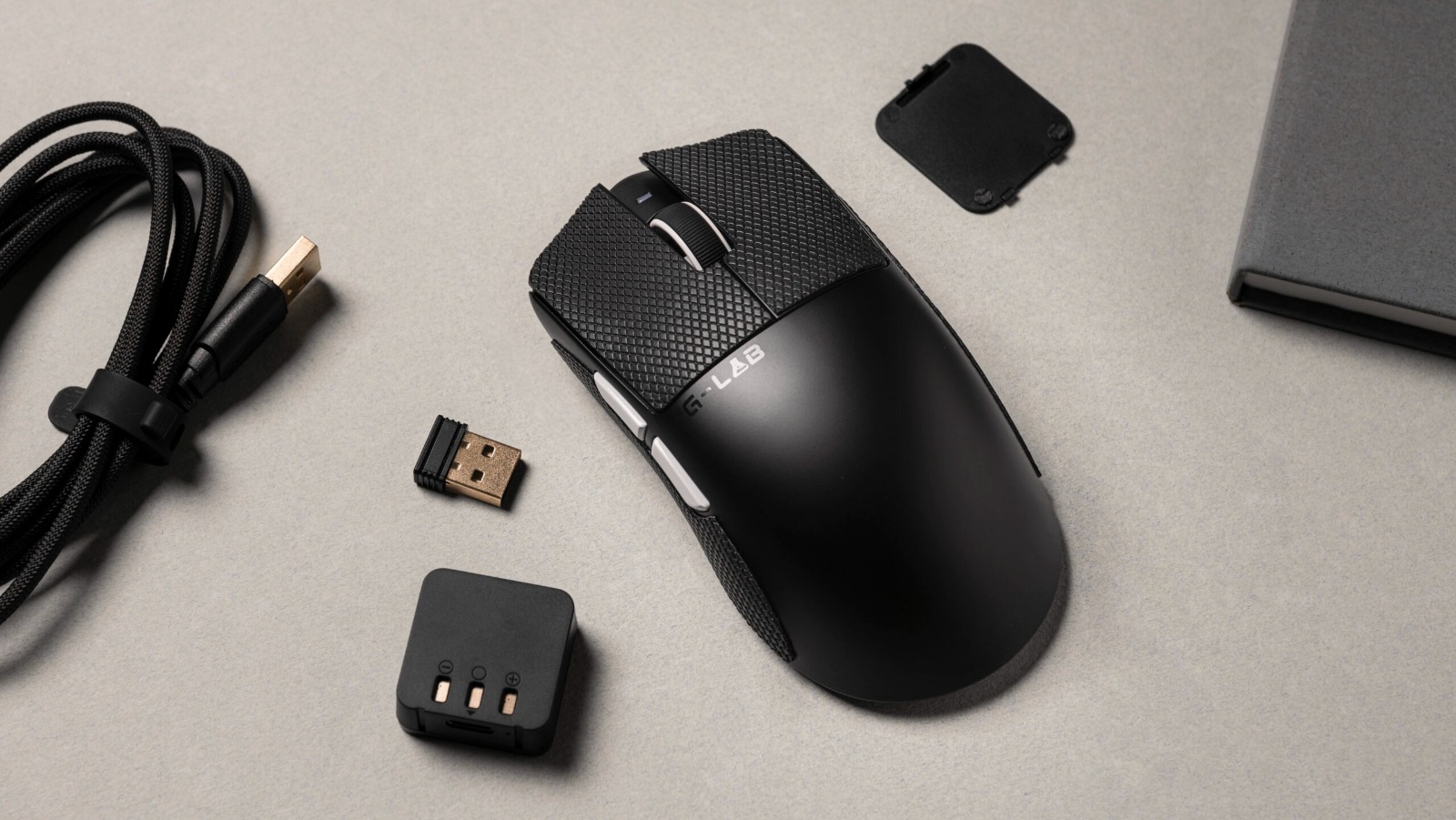 Kult Elite M150 : 55 grammes, capteur PixArt, batteries amovibles... The G-Lab frappe fort avec sa souris à moins de 80€